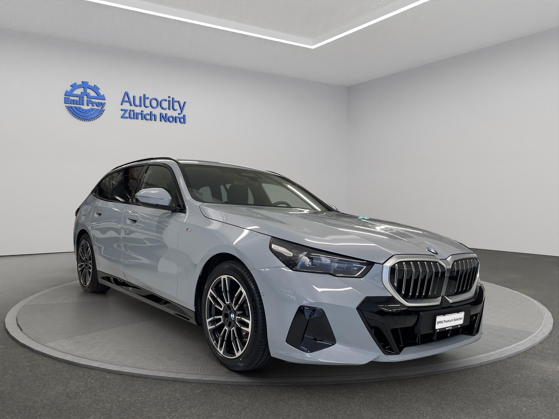 BMW 520d xDrive 48V Touring-image-2