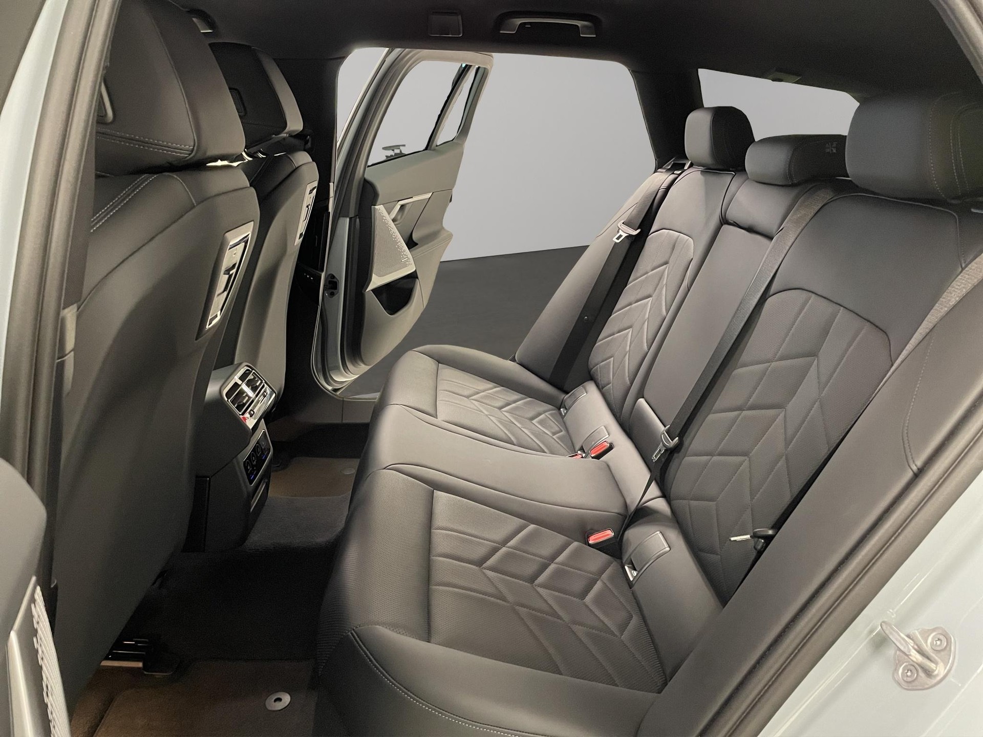 BMW 520d xDrive 48V Touring-image-16
