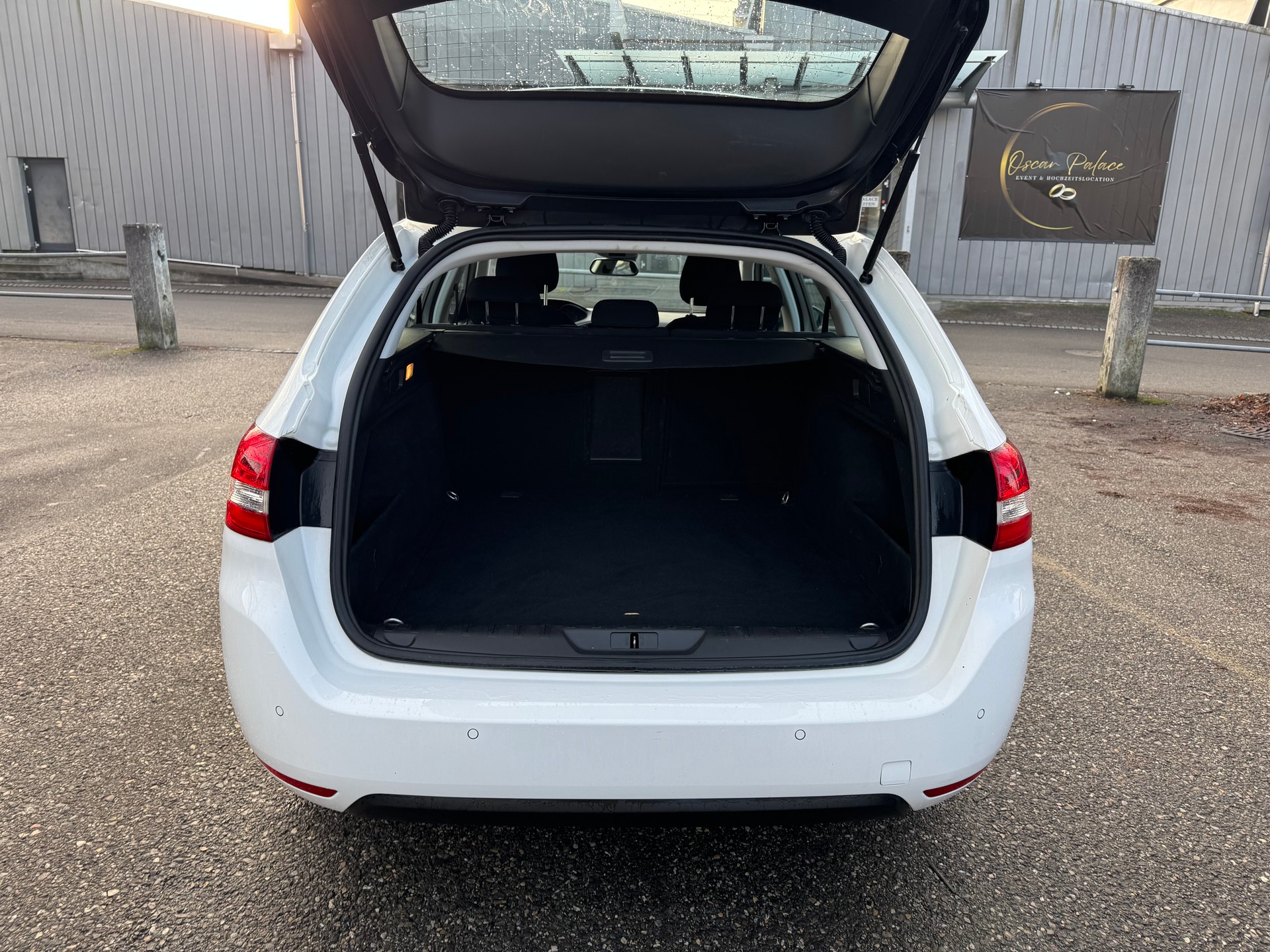 PEUGEOT 308 SW 1.5 BlueHDI Business Line EAT8 * Gr. Navi * Klima-auto * Tempomat * PDC H * Frisch Ab MFK-image-12