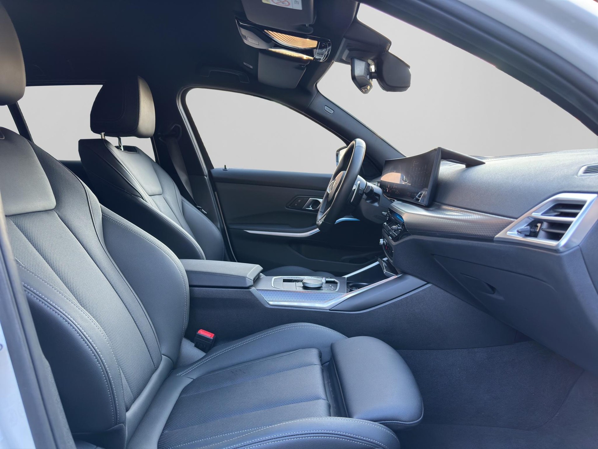 BMW 330d M Sport xDrive SAG Touring-image-17