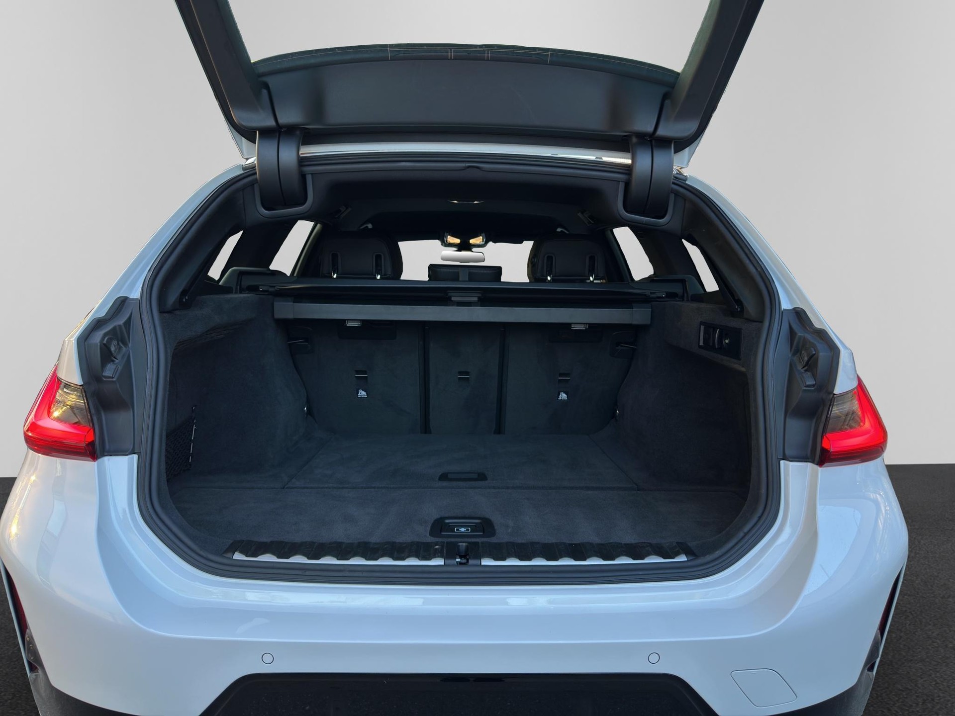 BMW 330d M Sport xDrive SAG Touring-image-21