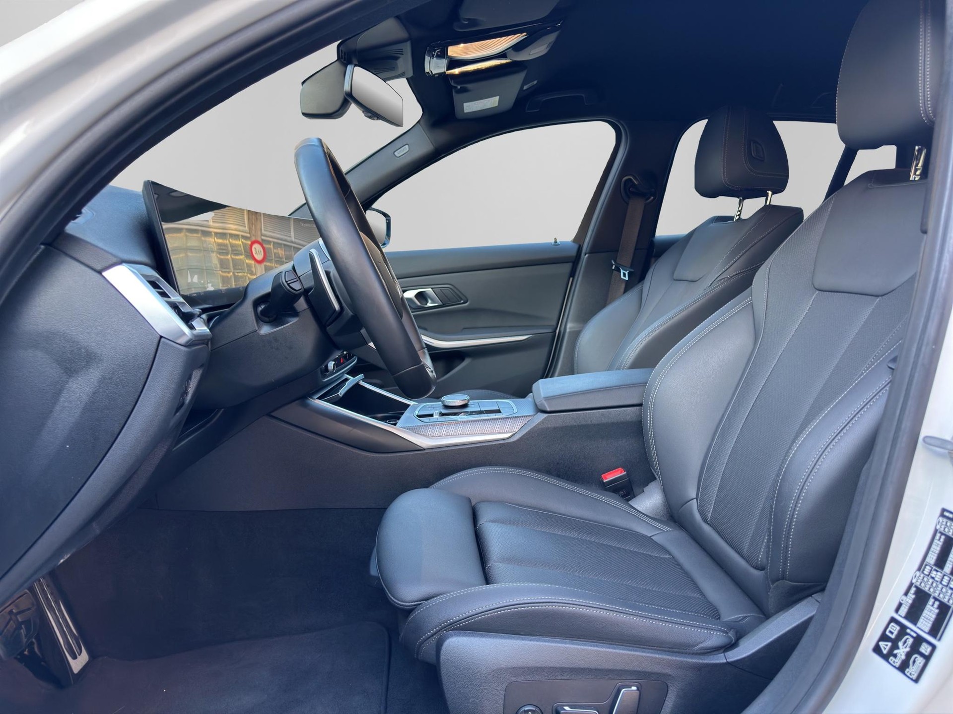 BMW 330d M Sport xDrive SAG Touring-image-10