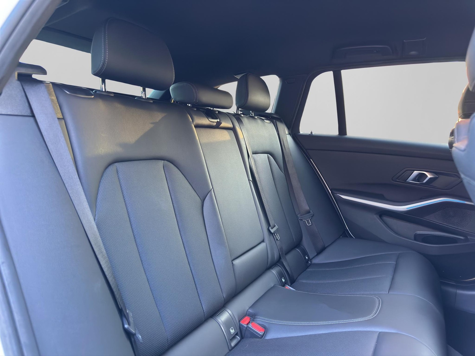 BMW 330d M Sport xDrive SAG Touring-image-19