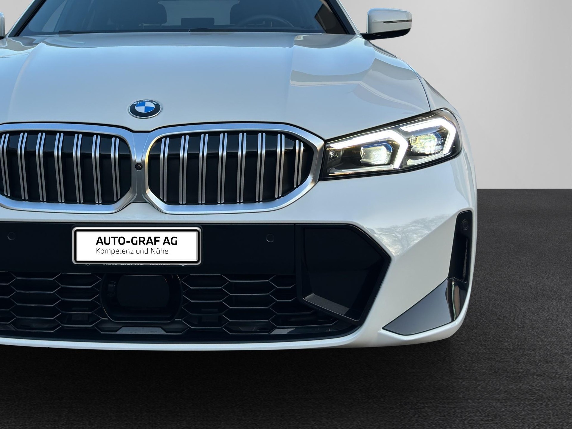 BMW 330d M Sport xDrive SAG Touring-image-8