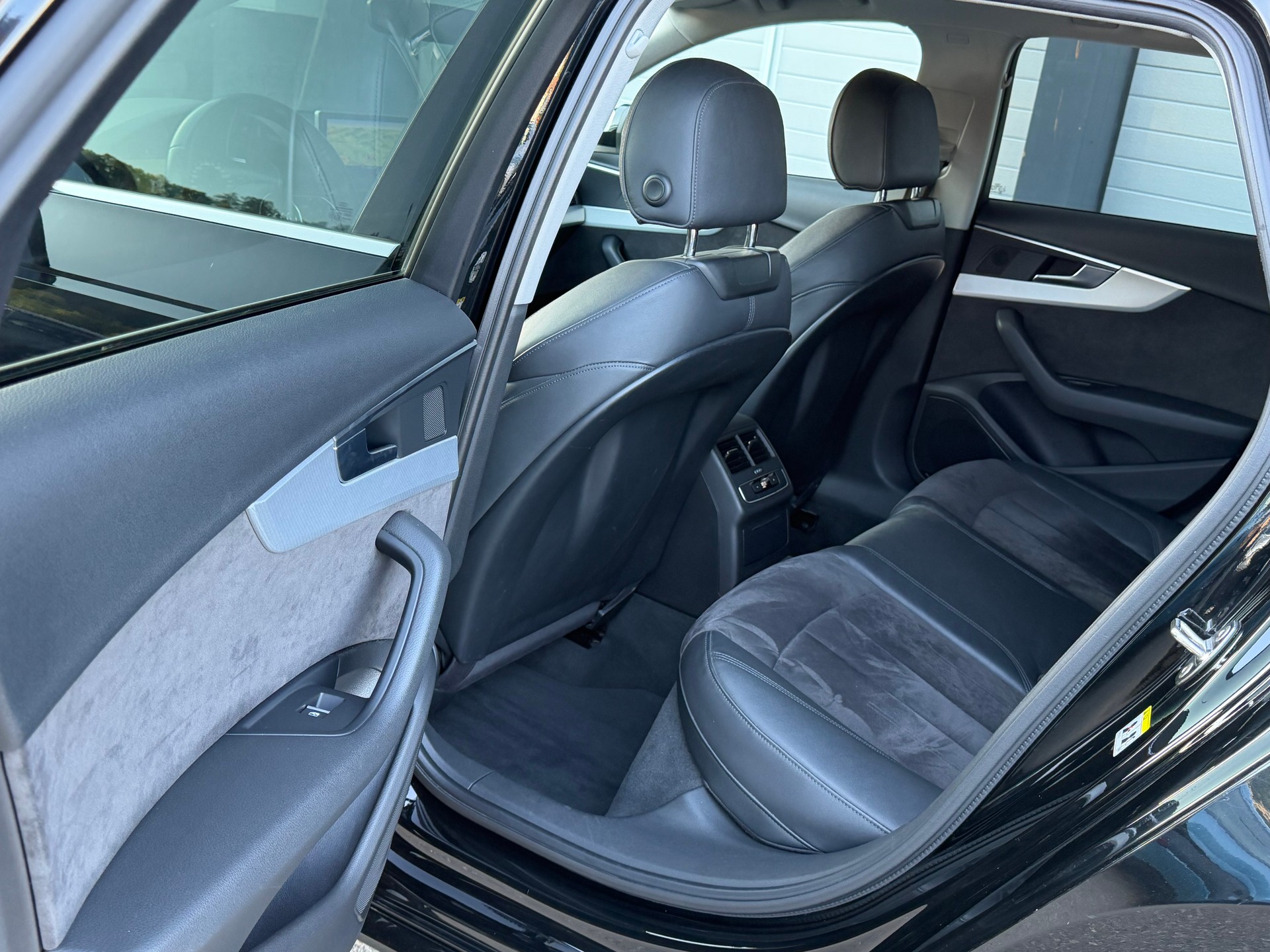 AUDI A4 Avant 2.0 TDI quattro S-tronic S-Line-image-10