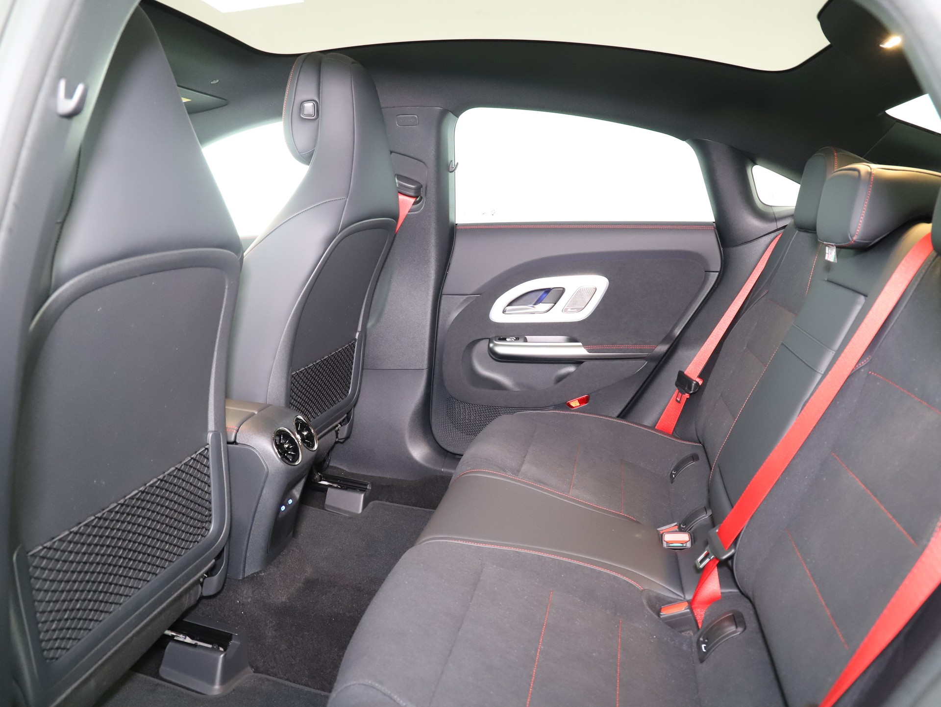 MERCEDES-BENZ CLA 220 8G-DCT 4Matic-image-10
