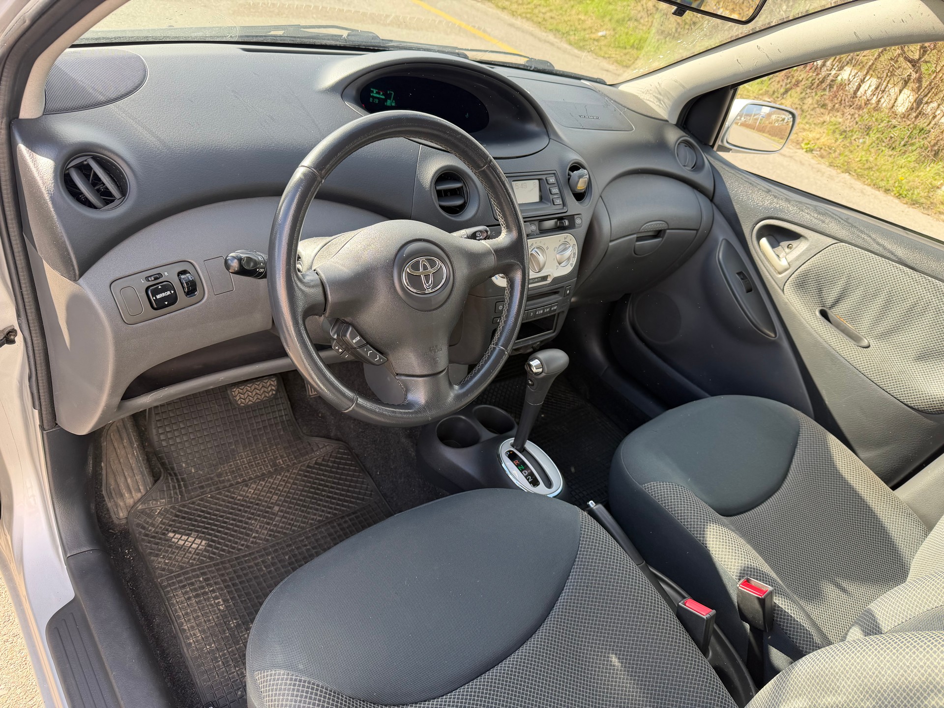 TOYOTA Yaris 1.3 Linea Sol-image-11