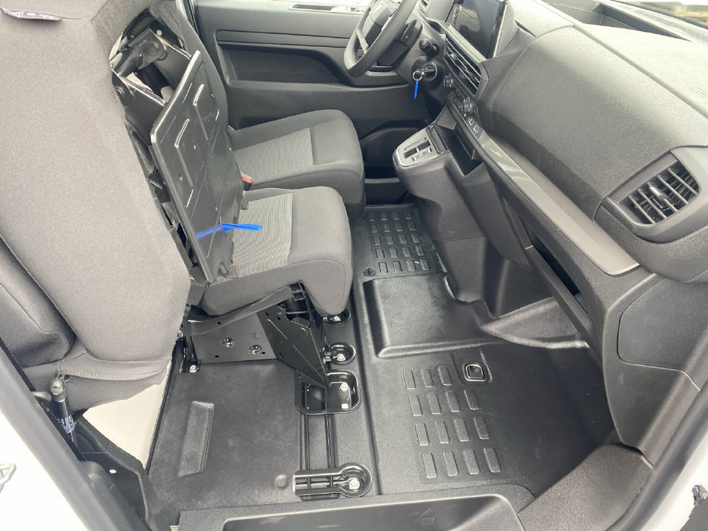 PEUGEOT e-Expert Kaw. Standard 50 kWh 136 PS-image-15