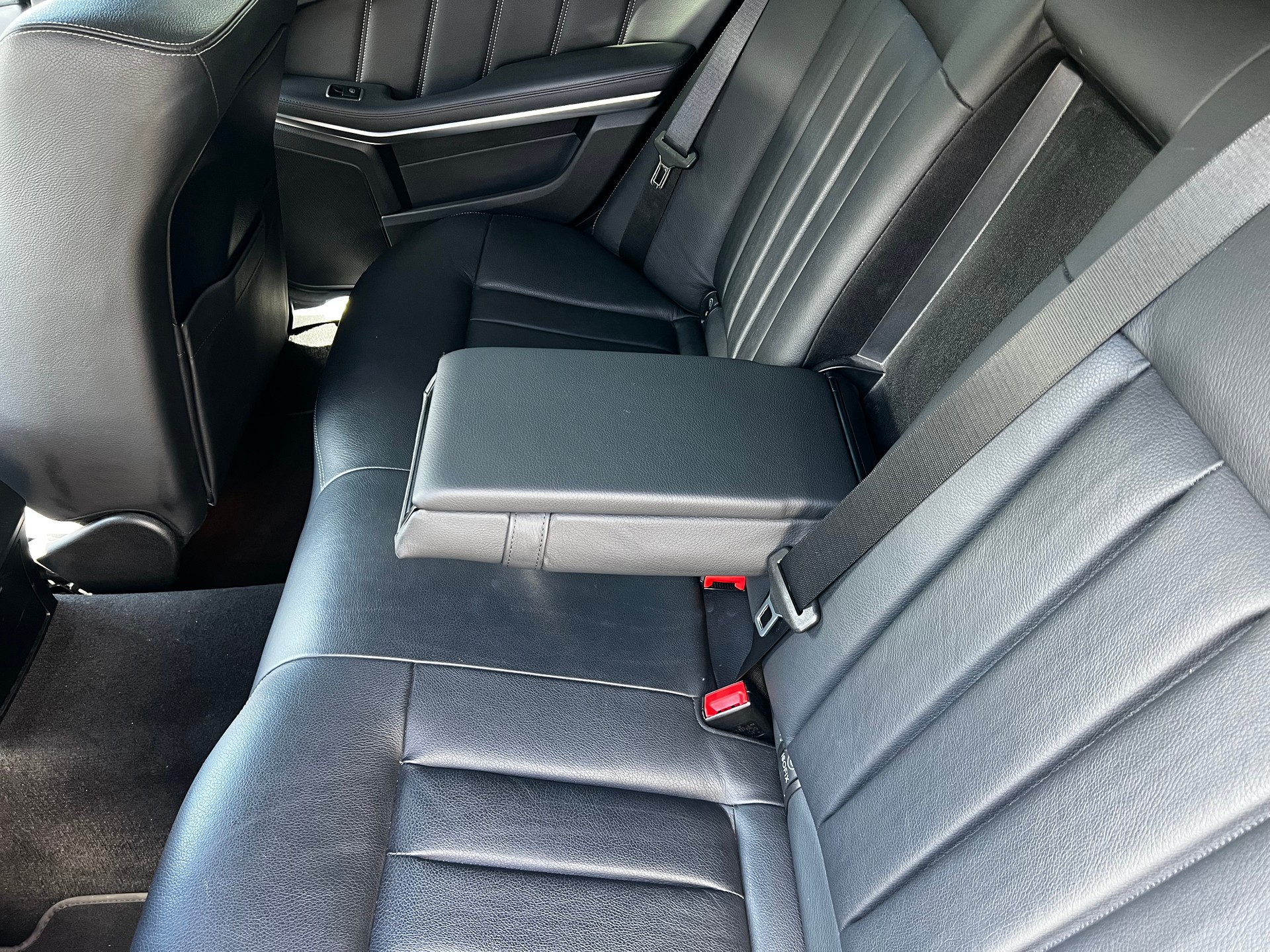 MERCEDES-BENZ E 250 BlueTEC Avantgarde 4Matic 7G-Tronic-image-13
