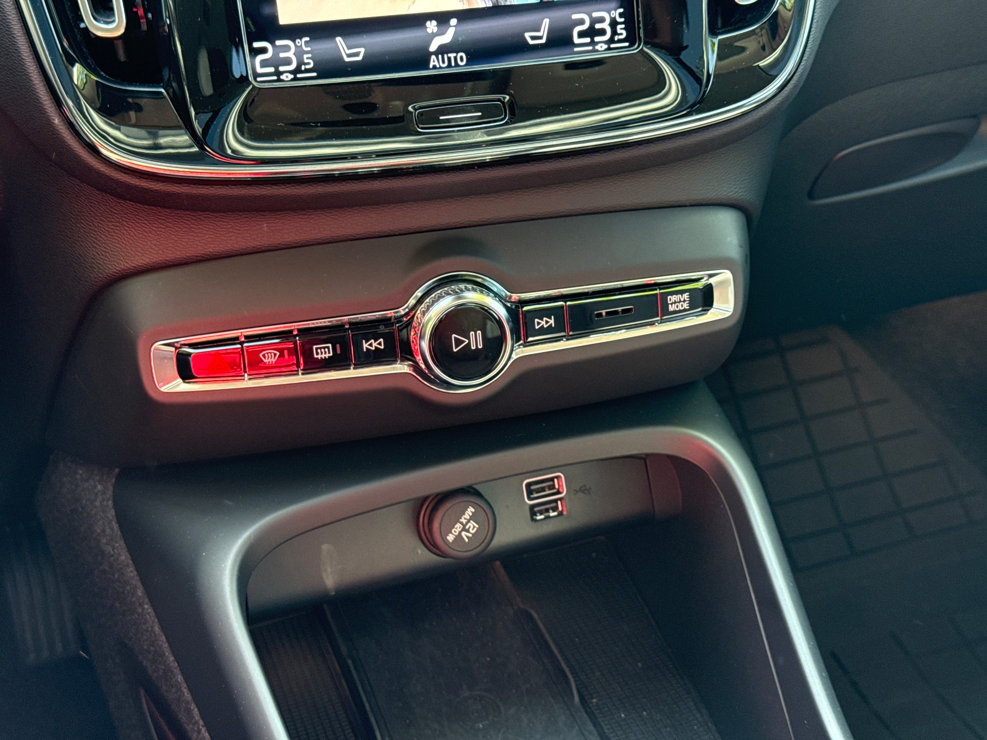 VOLVO XC40 T4 PHEV Ultimate Bright DCT-image-16