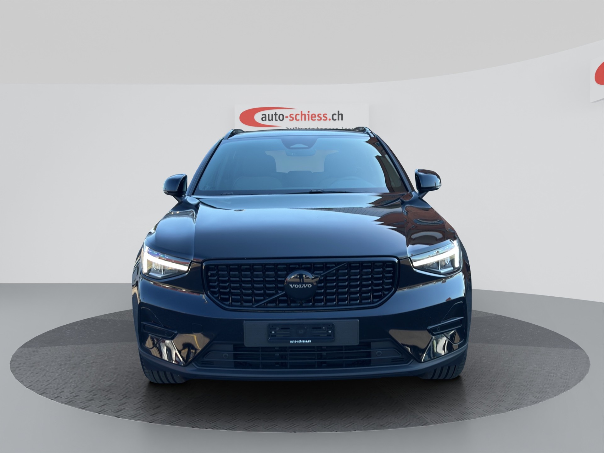 VOLVO XC40 B3 Benzin Mild Hybrid Plus Black Edition-image-1