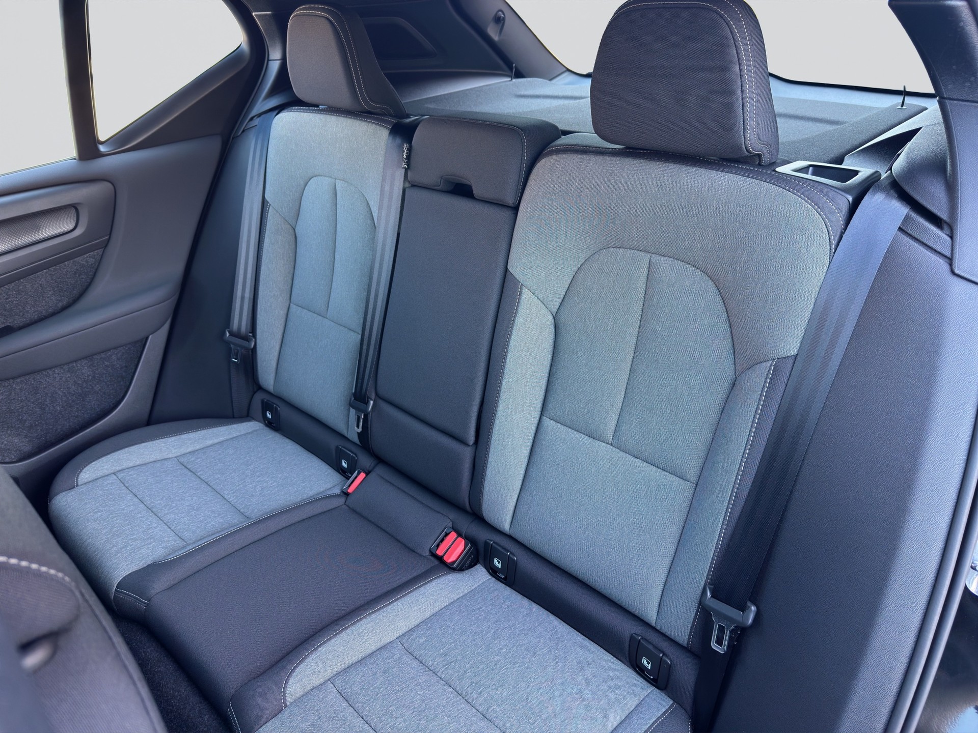 VOLVO XC40 B3 Benzin Mild Hybrid Plus Black Edition-image-7