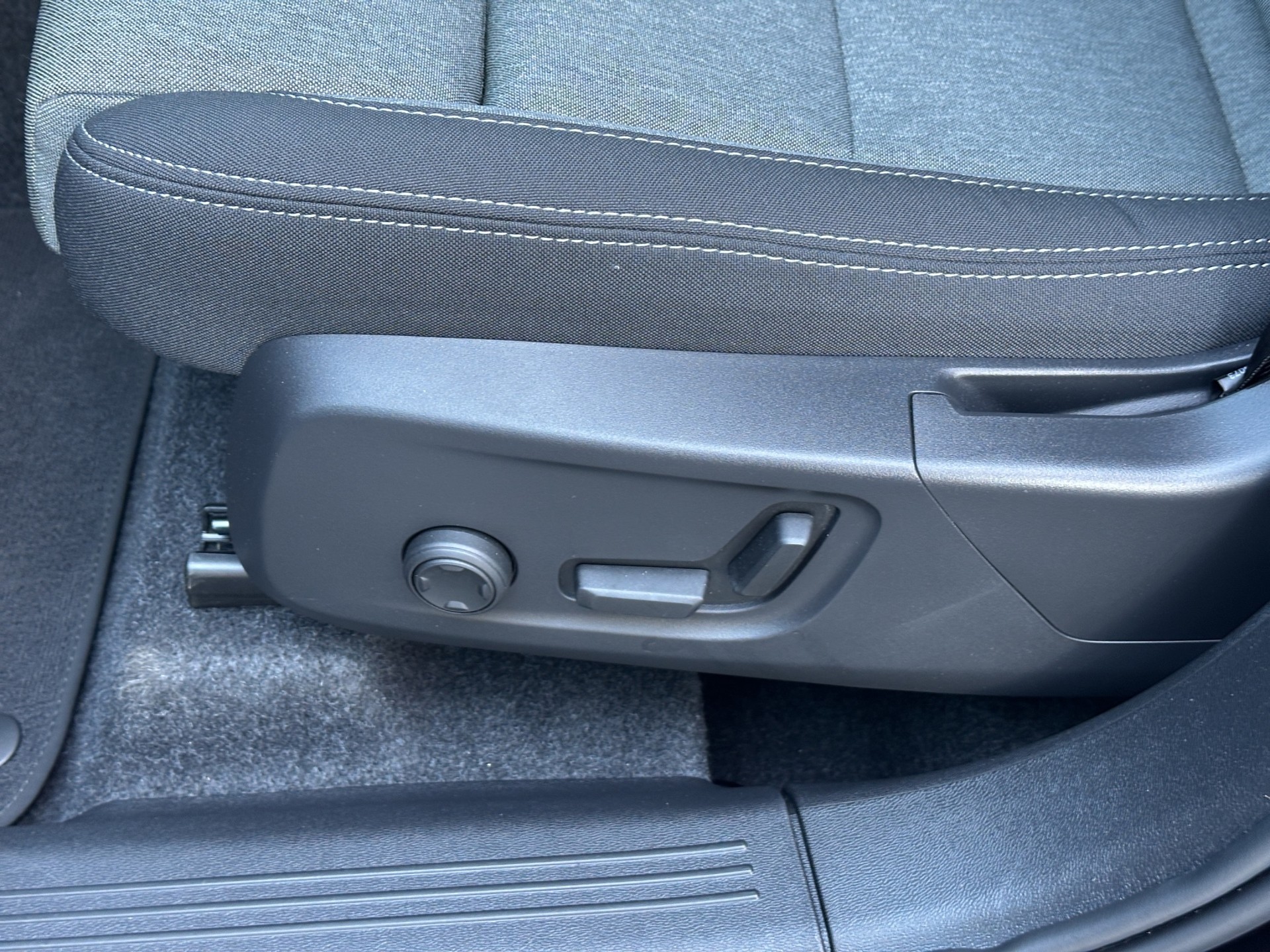 VOLVO XC40 B3 Benzin Mild Hybrid Plus Black Edition-image-9