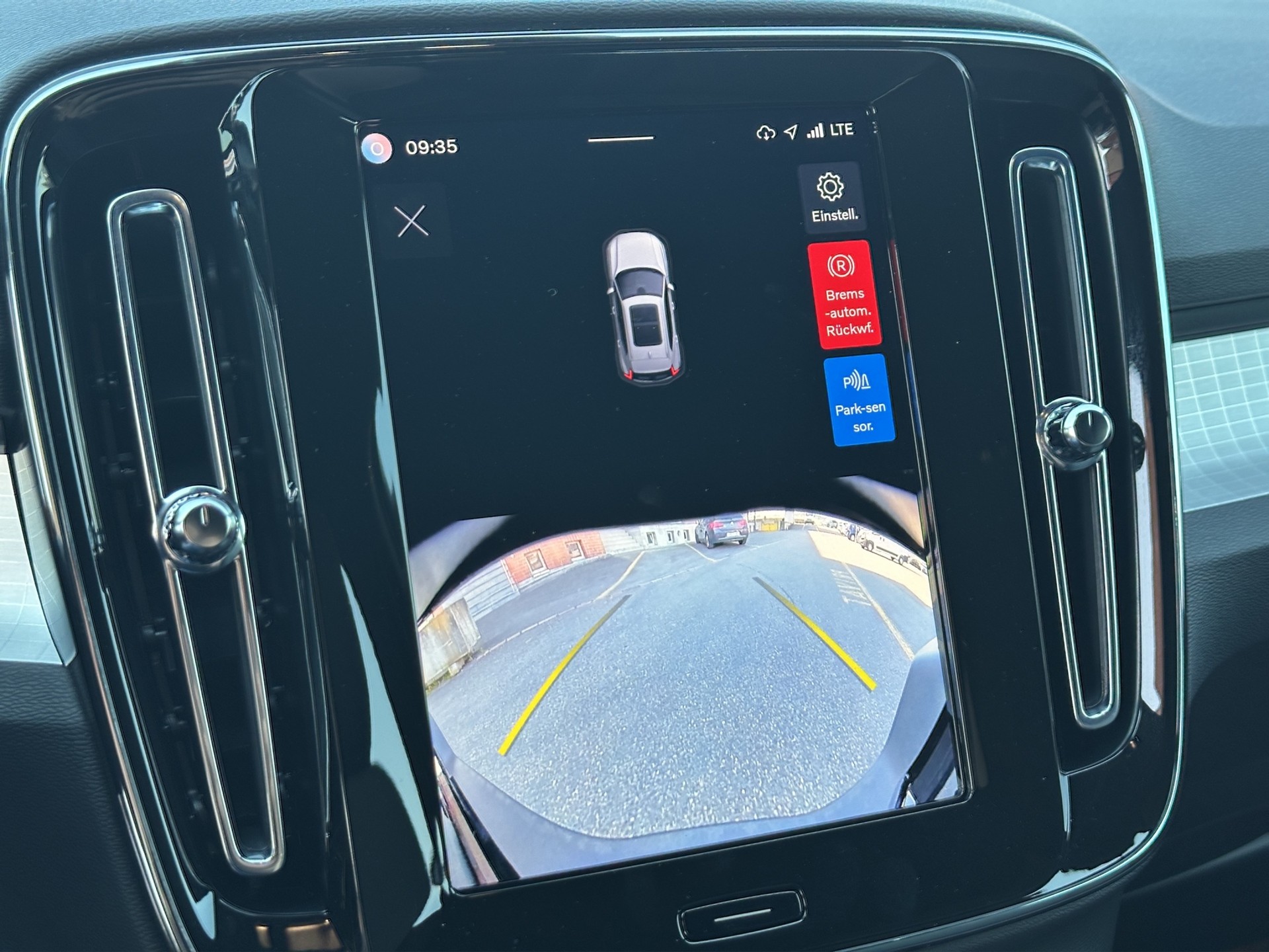 VOLVO XC40 B3 Benzin Mild Hybrid Plus Black Edition-image-12