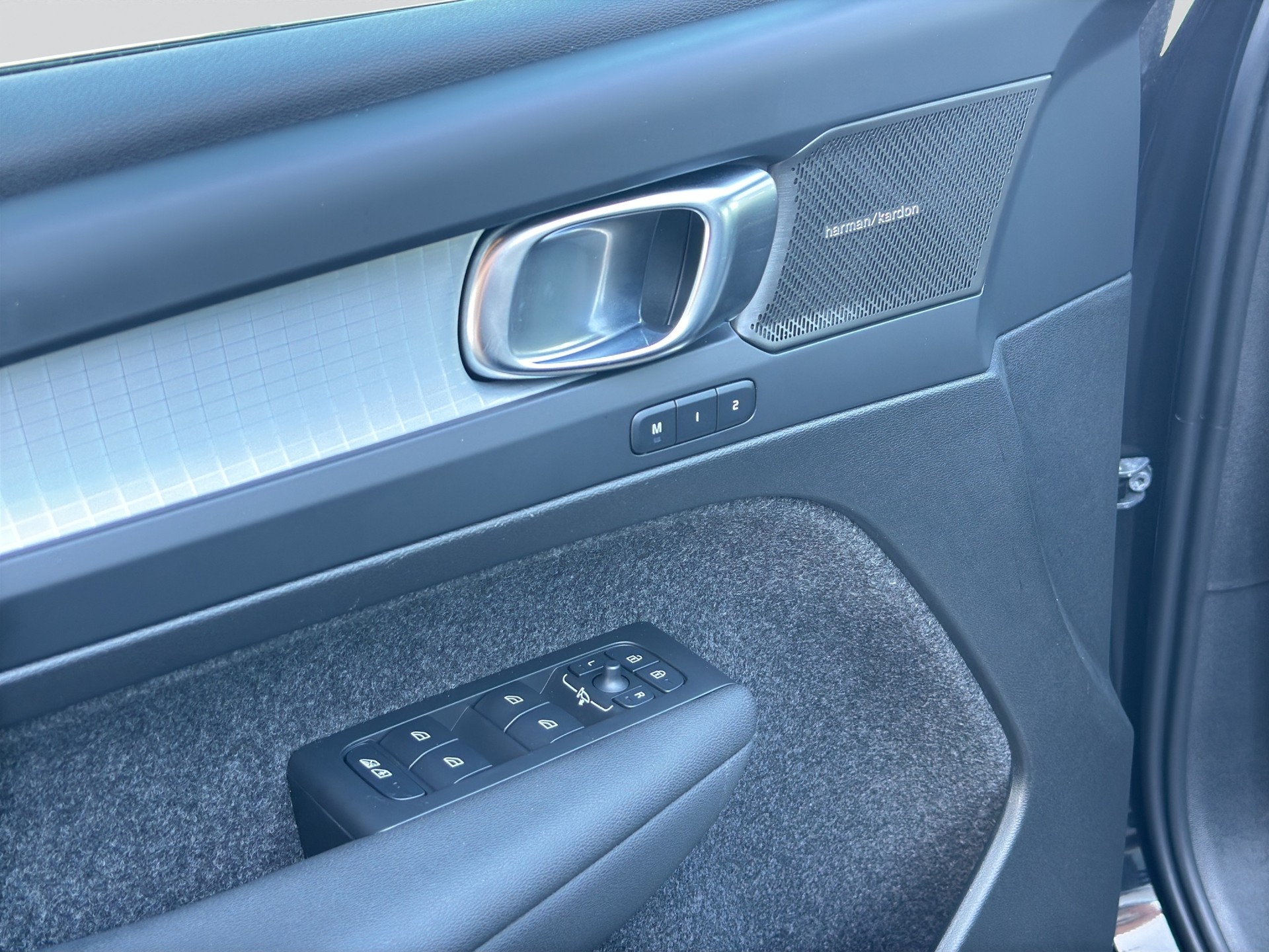 VOLVO XC40 B3 Benzin Mild Hybrid Plus Black Edition-image-8