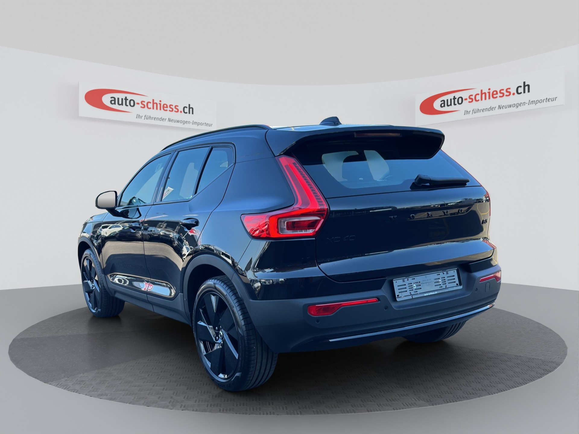 VOLVO XC40 B3 Benzin Mild Hybrid Plus Black Edition-image-2