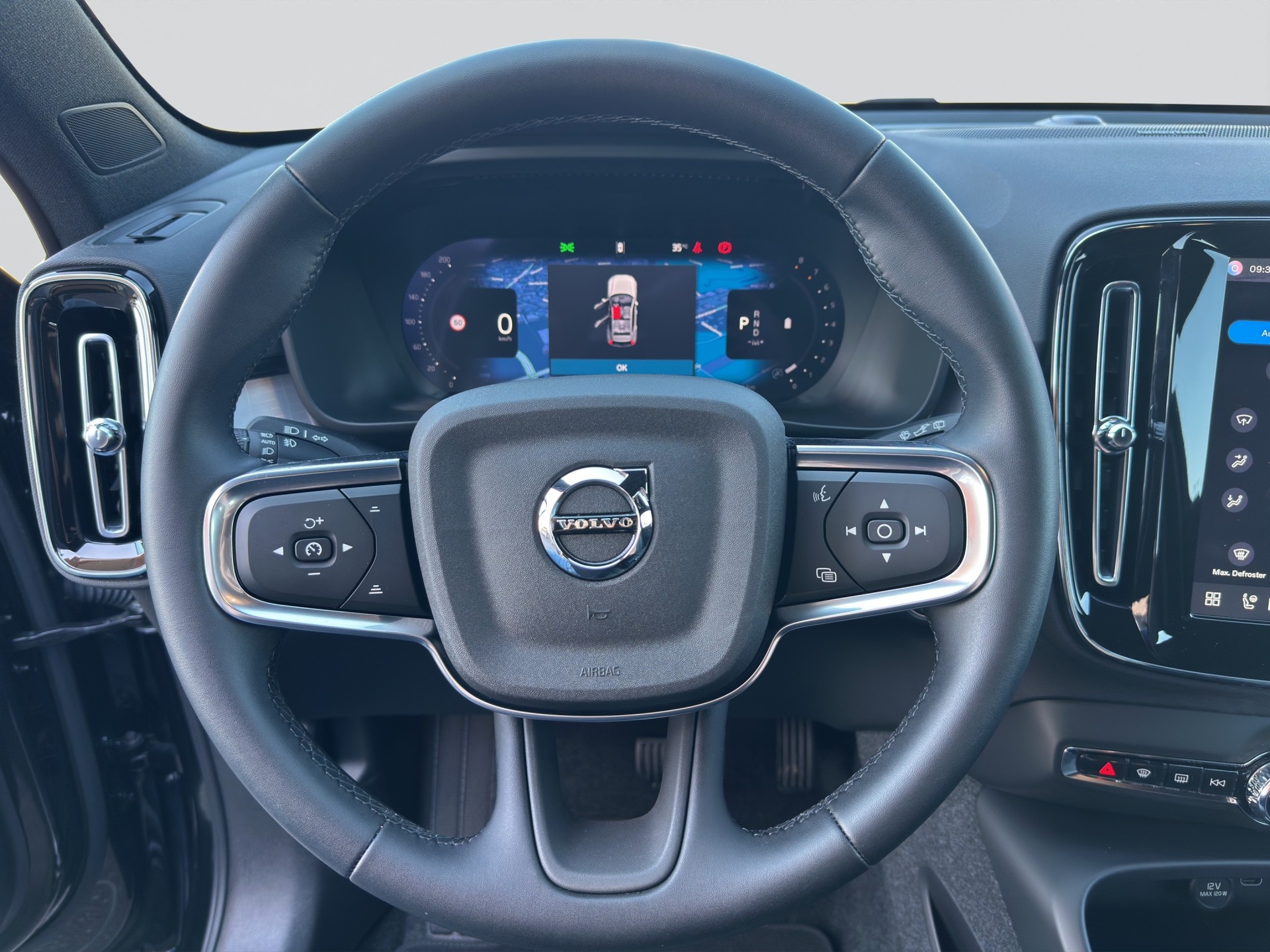 VOLVO XC40 B3 Benzin Mild Hybrid Plus Black Edition-image-10