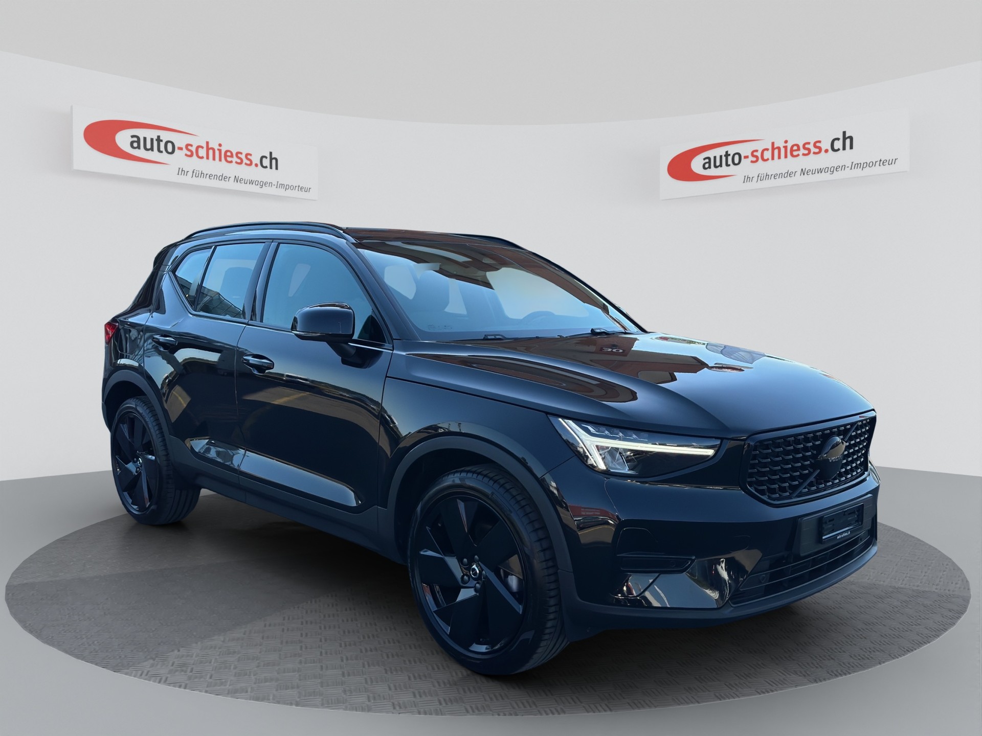 VOLVO XC40 B3 Benzin Mild Hybrid Plus Black Edition-image-0