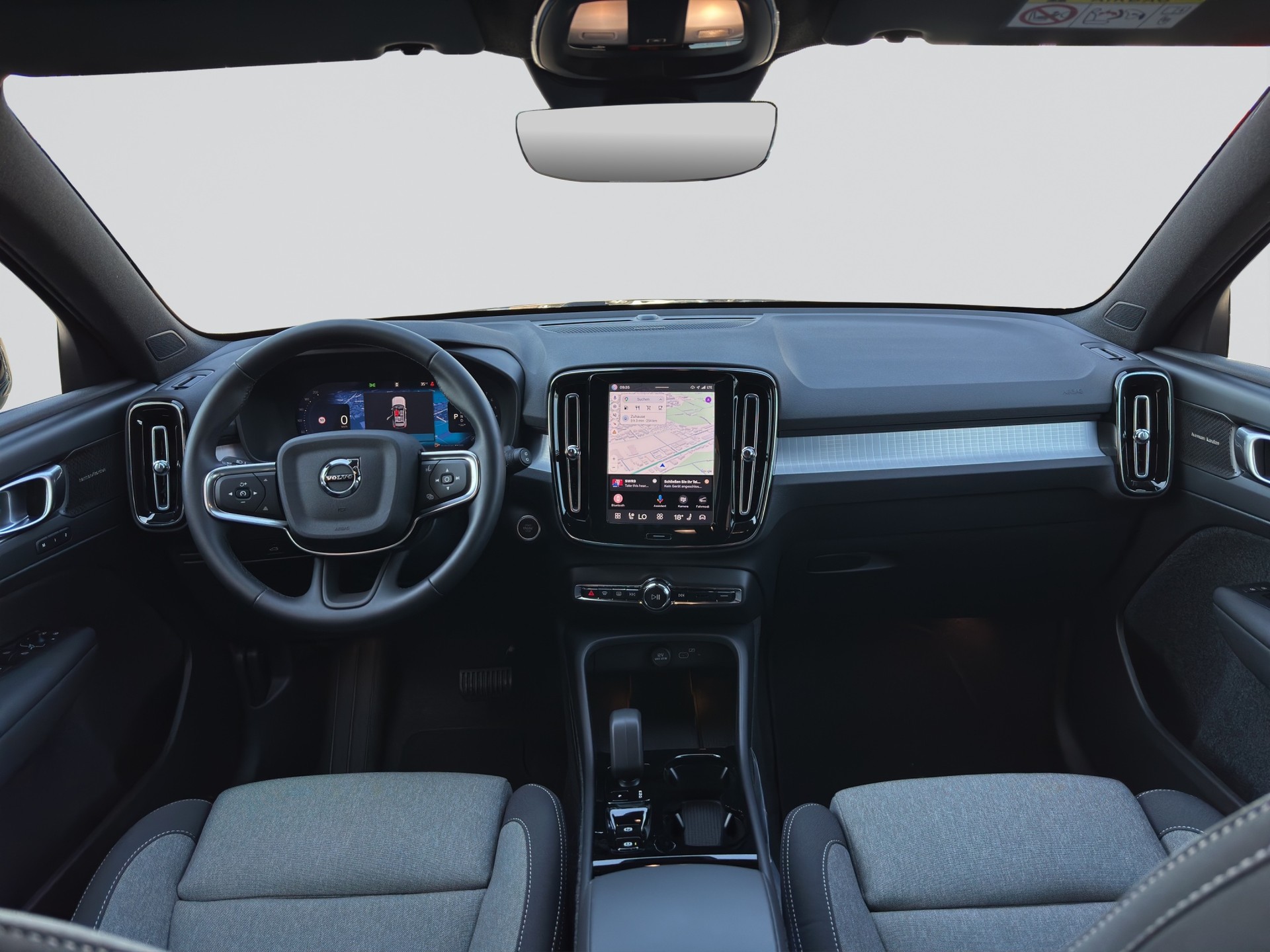 VOLVO XC40 B3 Benzin Mild Hybrid Plus Black Edition-image-13
