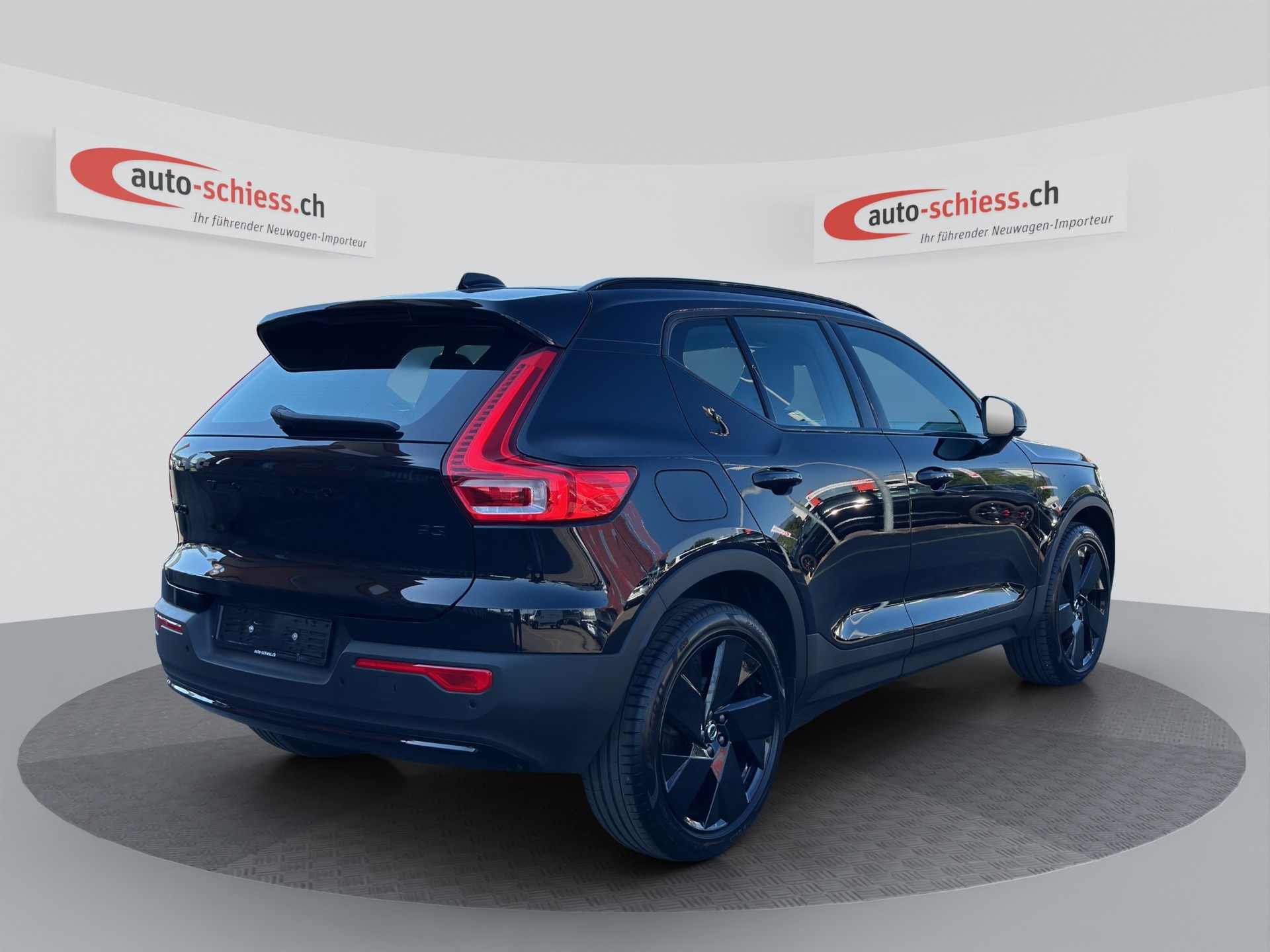 VOLVO XC40 B3 Benzin Mild Hybrid Plus Black Edition-image-4