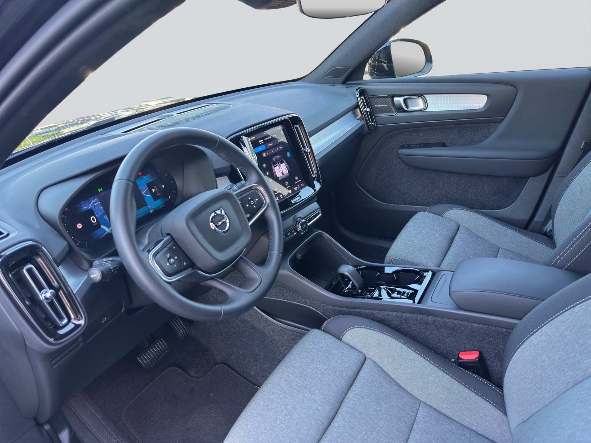 VOLVO XC40 B3 Benzin Mild Hybrid Plus Black Edition-image-6