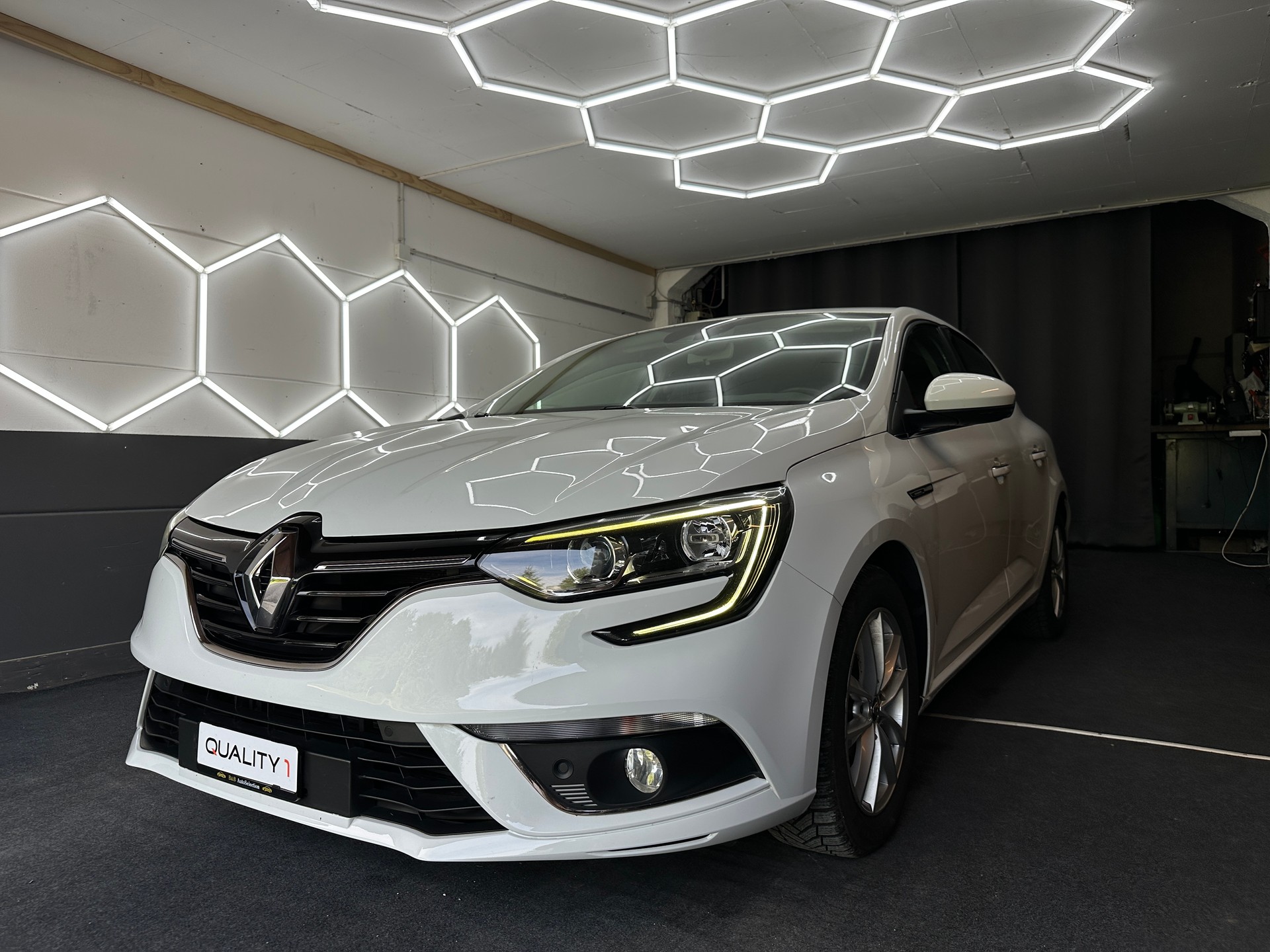 RENAULT Mégane 1.3 16V Turbo Zen EDC-image-1