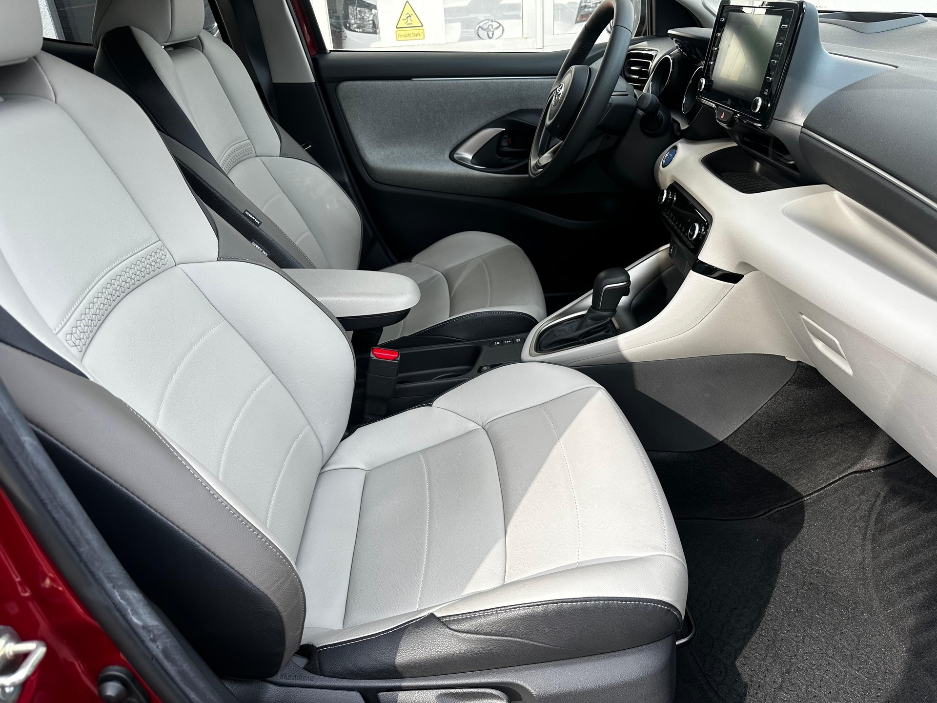 TOYOTA Yaris 1.5 VVT-i HSD Premium-image-12
