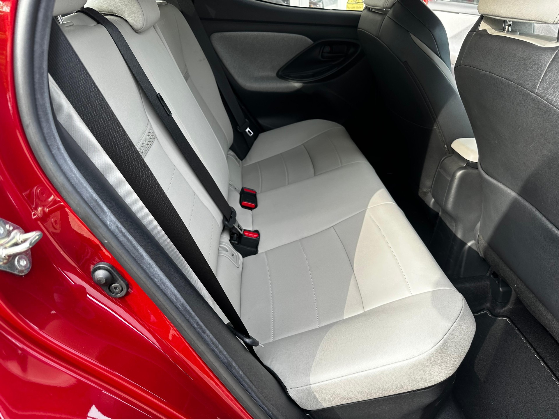 TOYOTA Yaris 1.5 VVT-i HSD Premium-image-11