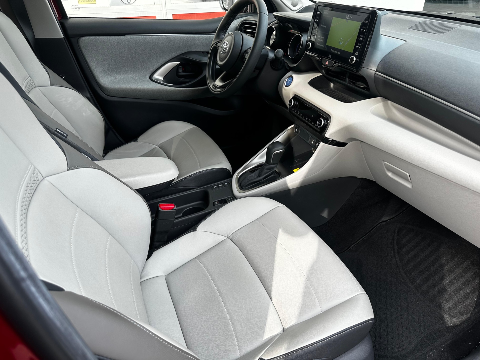 TOYOTA Yaris 1.5 VVT-i HSD Premium-image-13