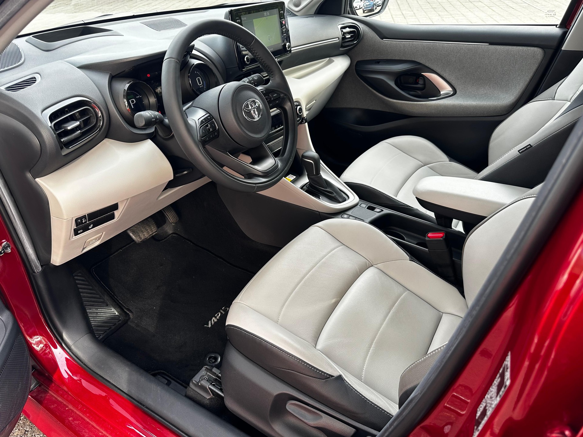 TOYOTA Yaris 1.5 VVT-i HSD Premium-image-9