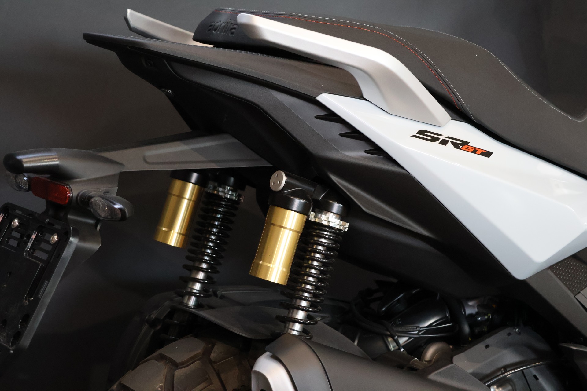 APRILIA SR GT 400-image-5