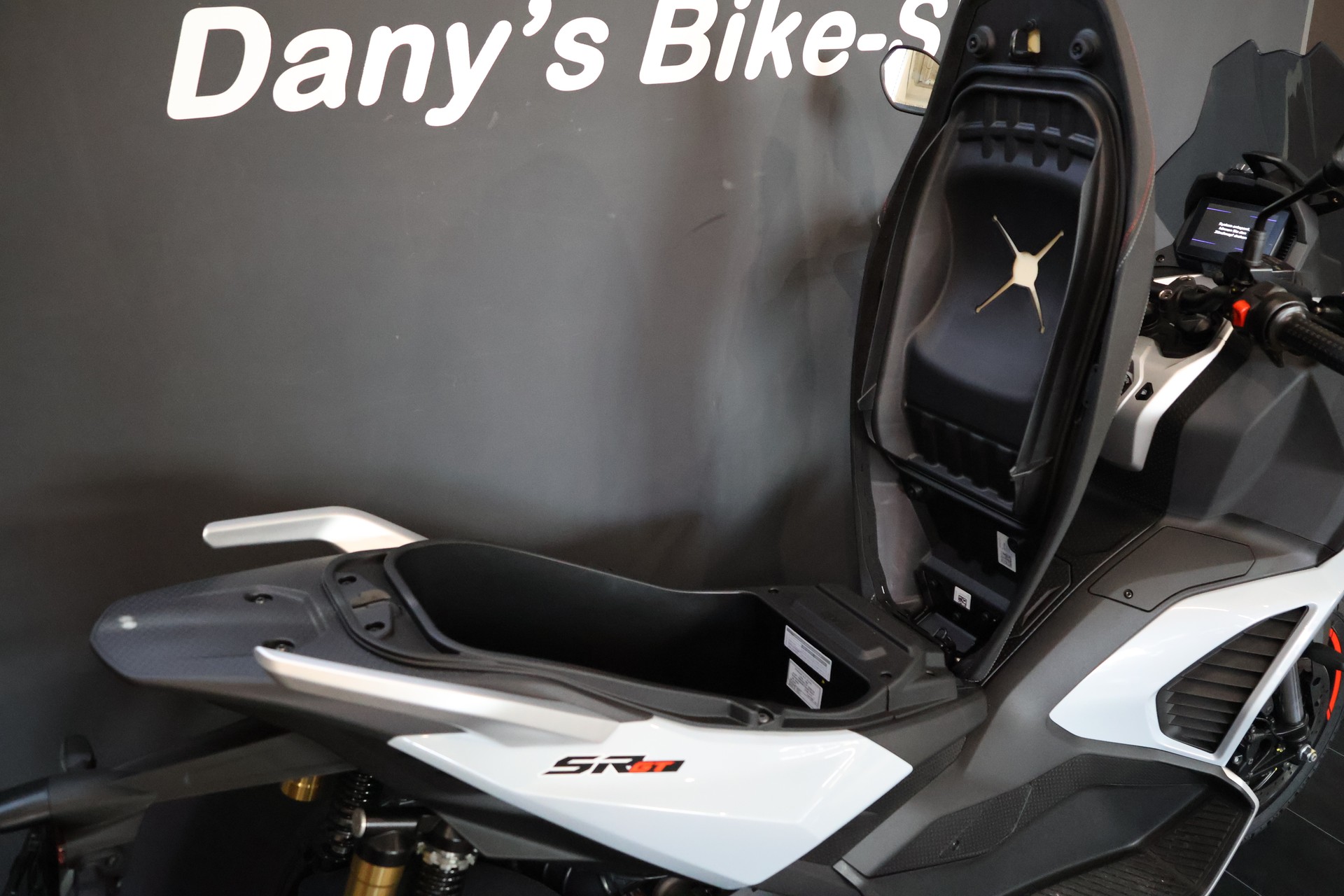 APRILIA SR GT 400-image-10