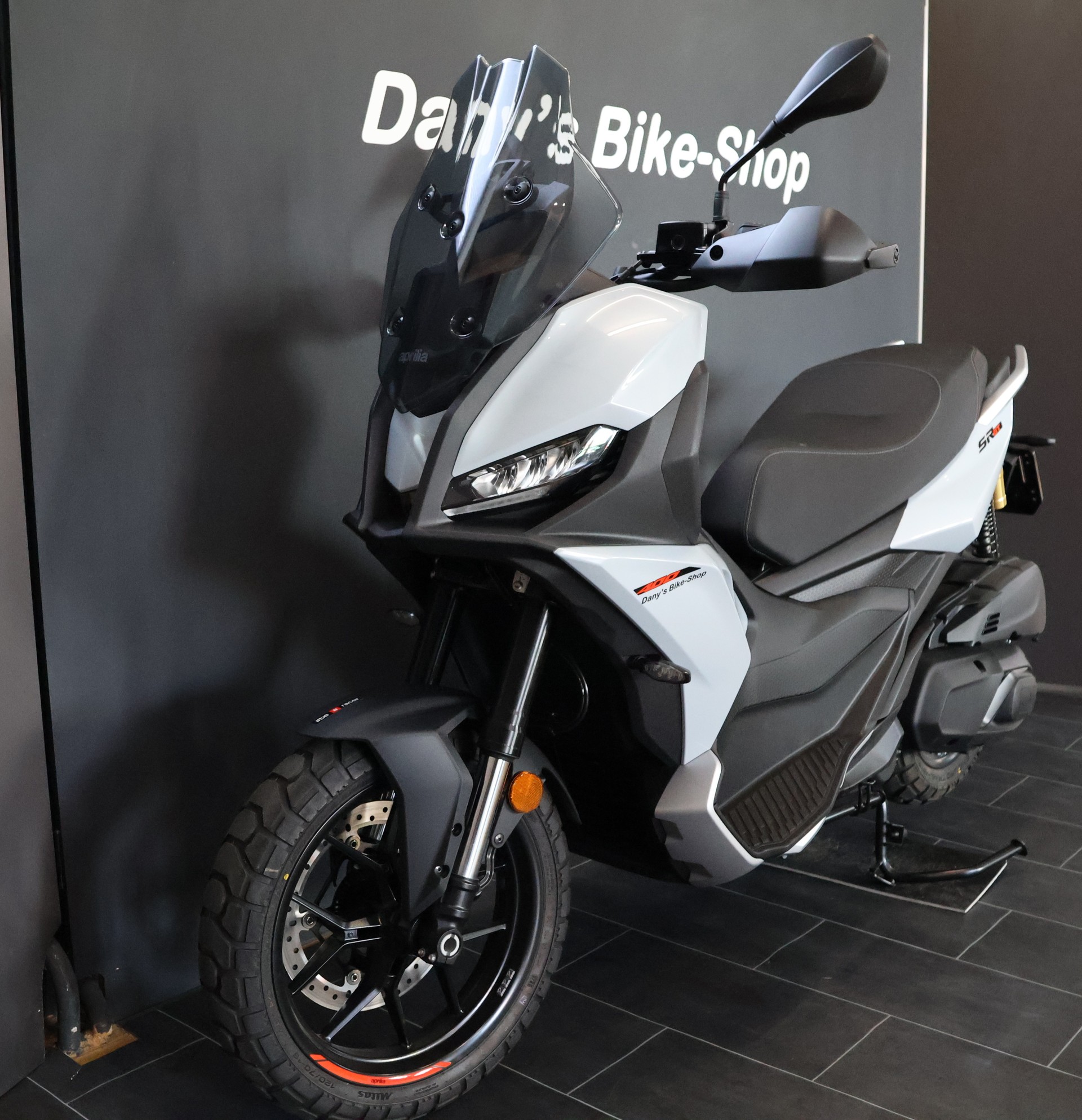 APRILIA SR GT 400-showroom-element-1