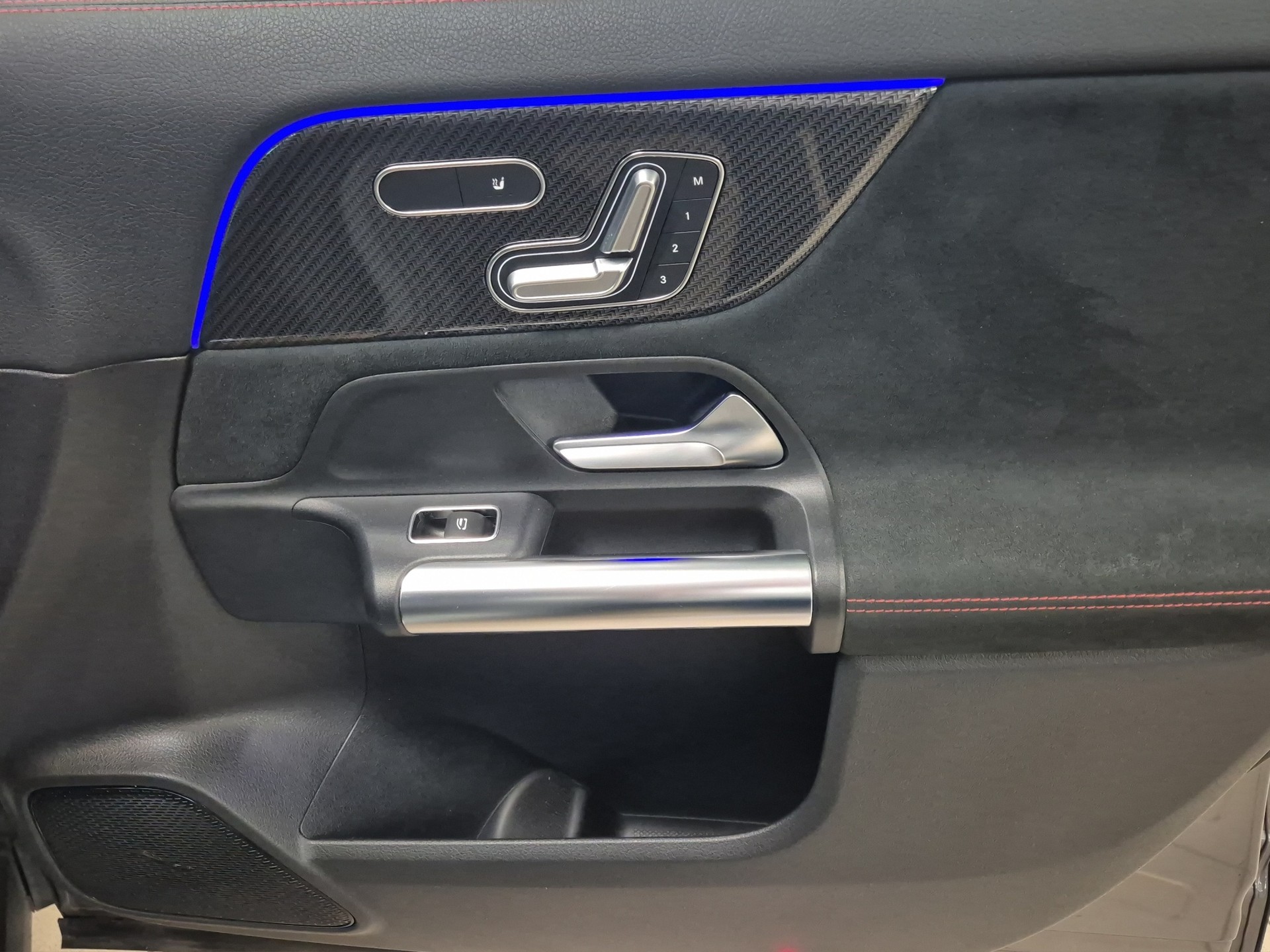MERCEDES-BENZ GLA 250 4Matic AMG Line 8G-DCT-image-15