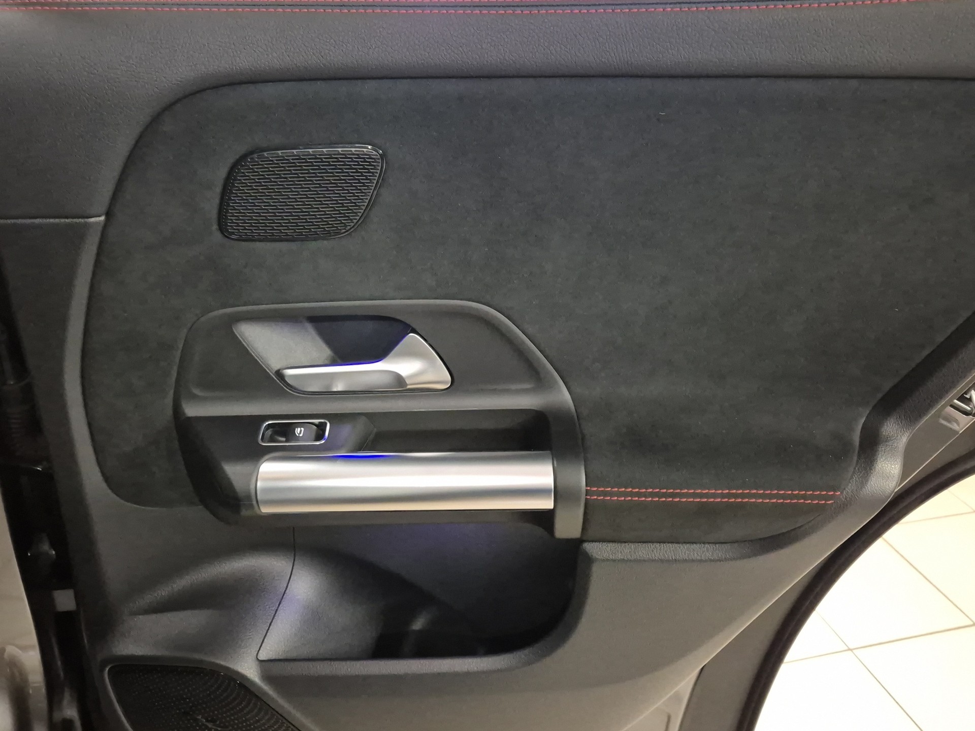 MERCEDES-BENZ GLA 250 4Matic AMG Line 8G-DCT-image-13