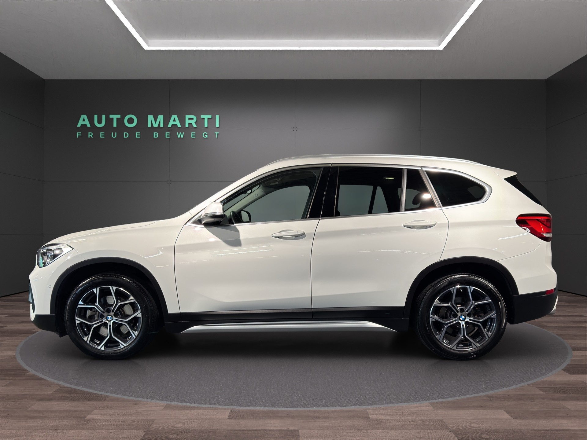 BMW X1 25i xDrive xLine-showroom-element-1