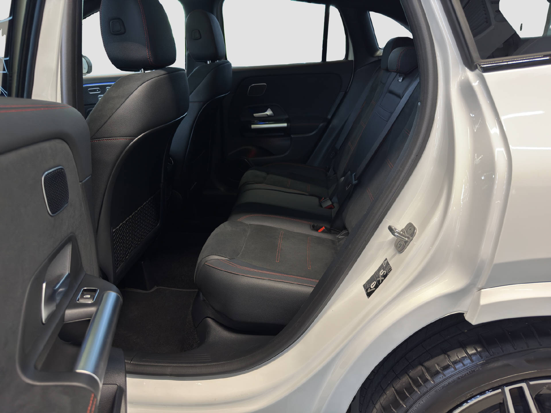 MERCEDES-BENZ GLA 220 d Swiss Star AMG Line 4MATIC-image-13