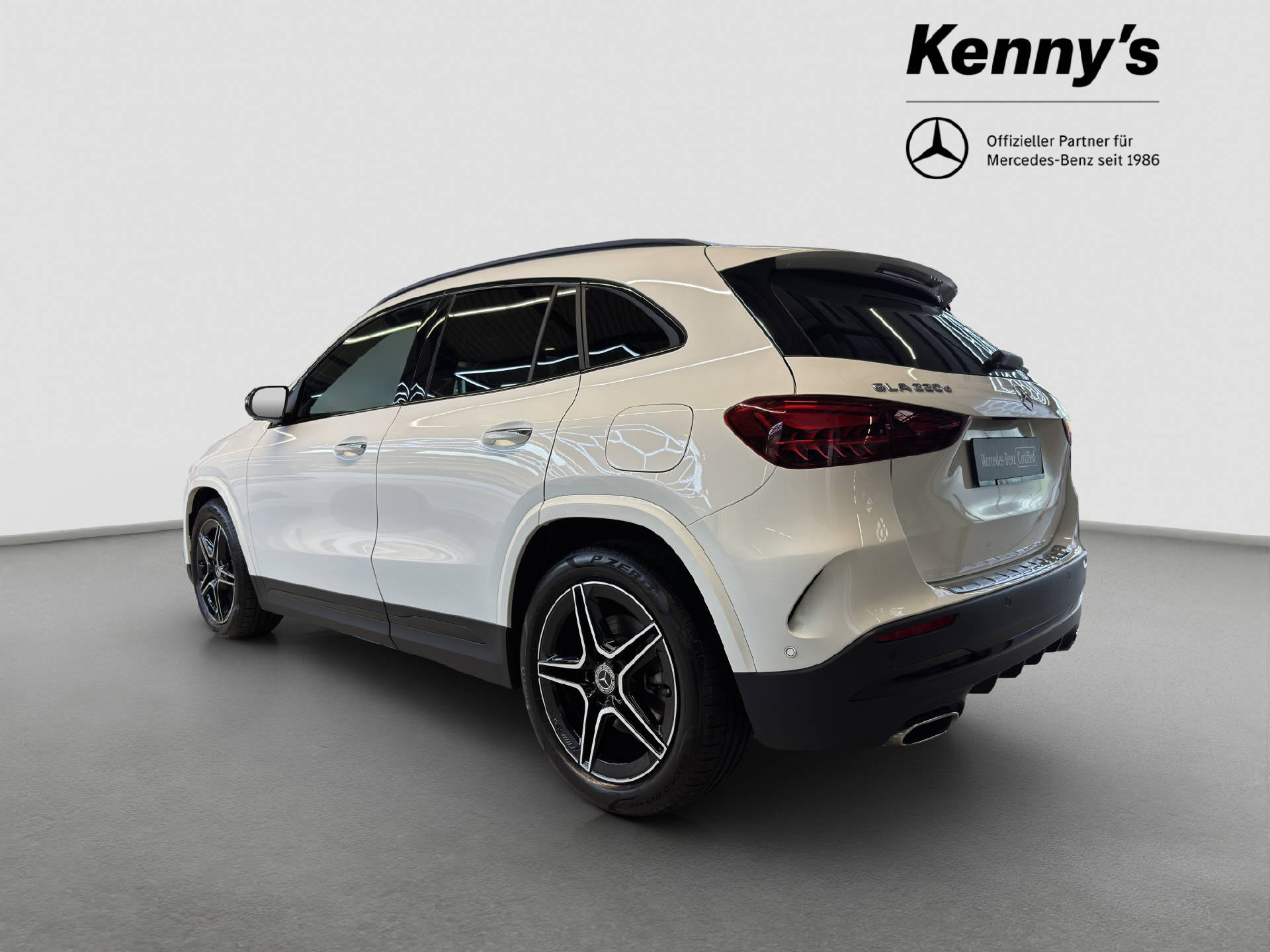 MERCEDES-BENZ GLA 220 d Swiss Star AMG Line 4MATIC-showroom-element-3