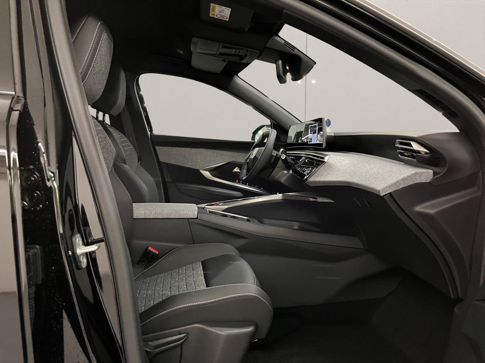 PEUGEOT 3008 1.2 Hybrid Allure Premium-image-12