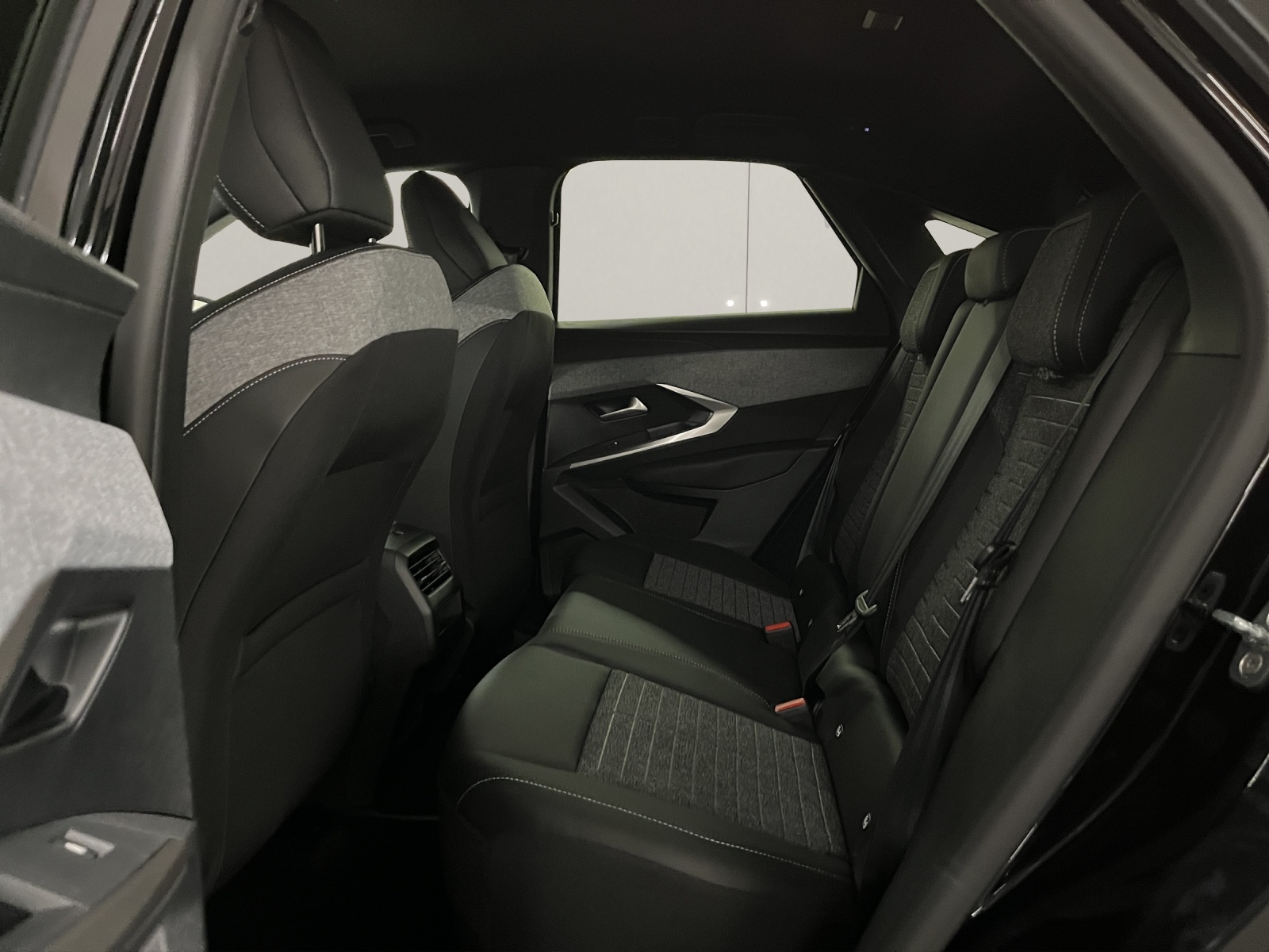 PEUGEOT 3008 1.2 Hybrid Allure Premium-image-13