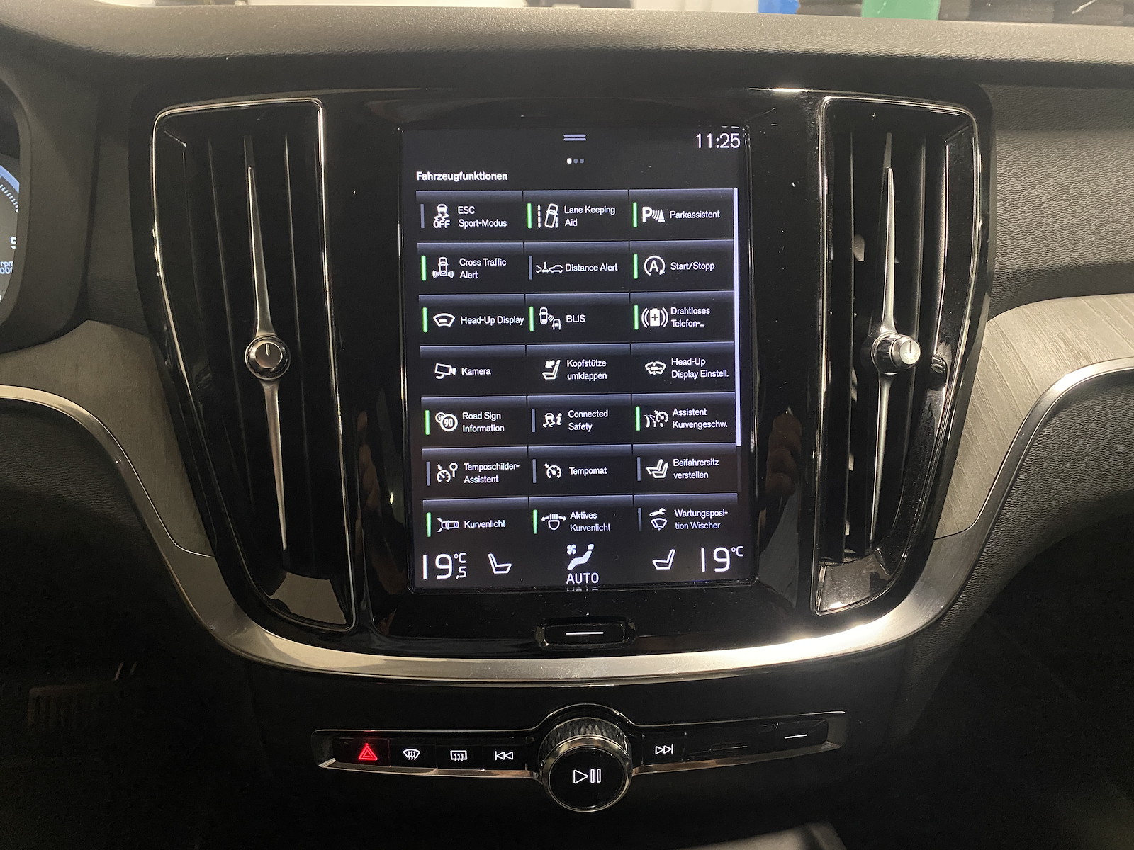VOLVO V60 Cross Country 2.0 B4 AWD-image-12