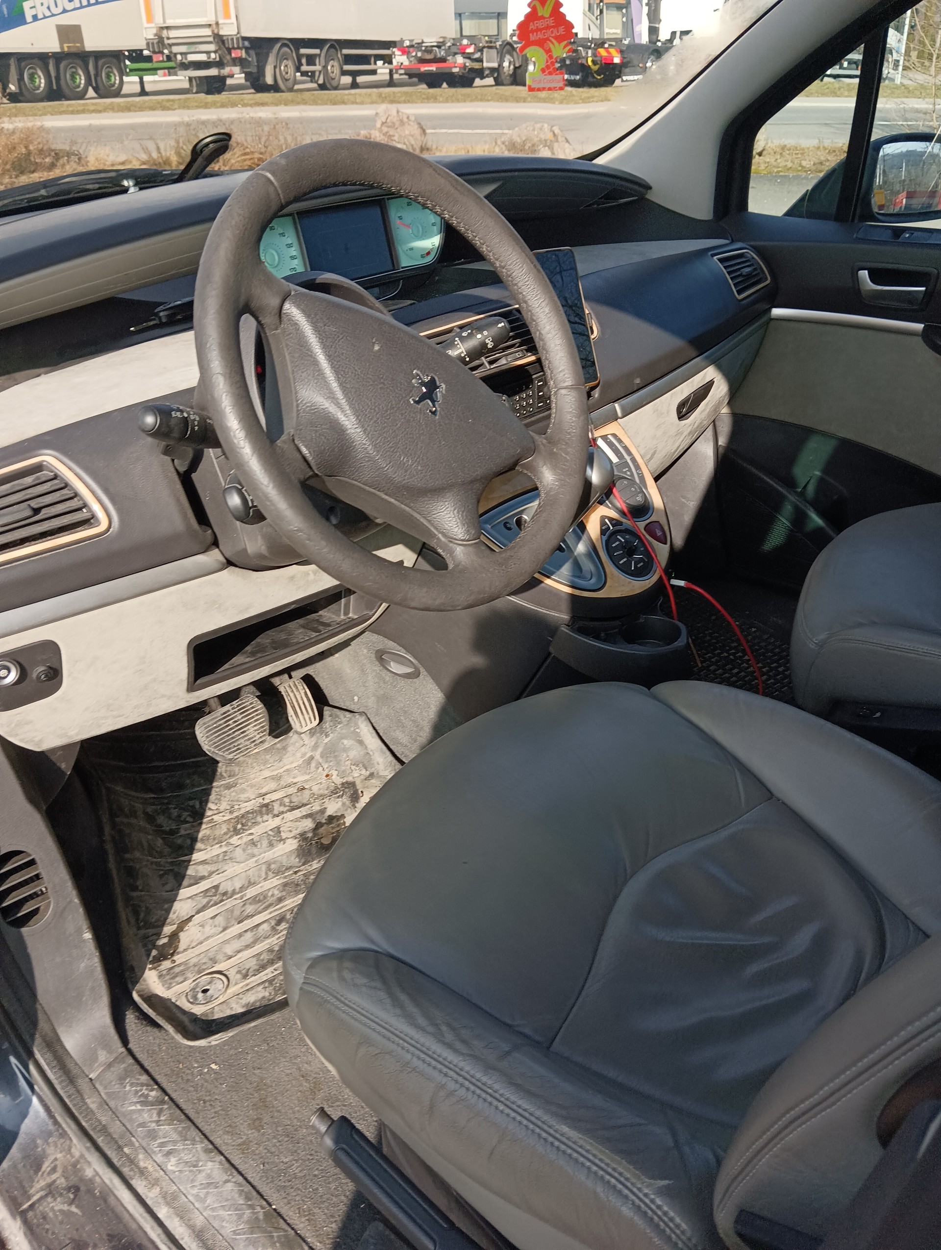 PEUGEOT 807 2.0 16V HDi ST Family+ Automatic-image-7