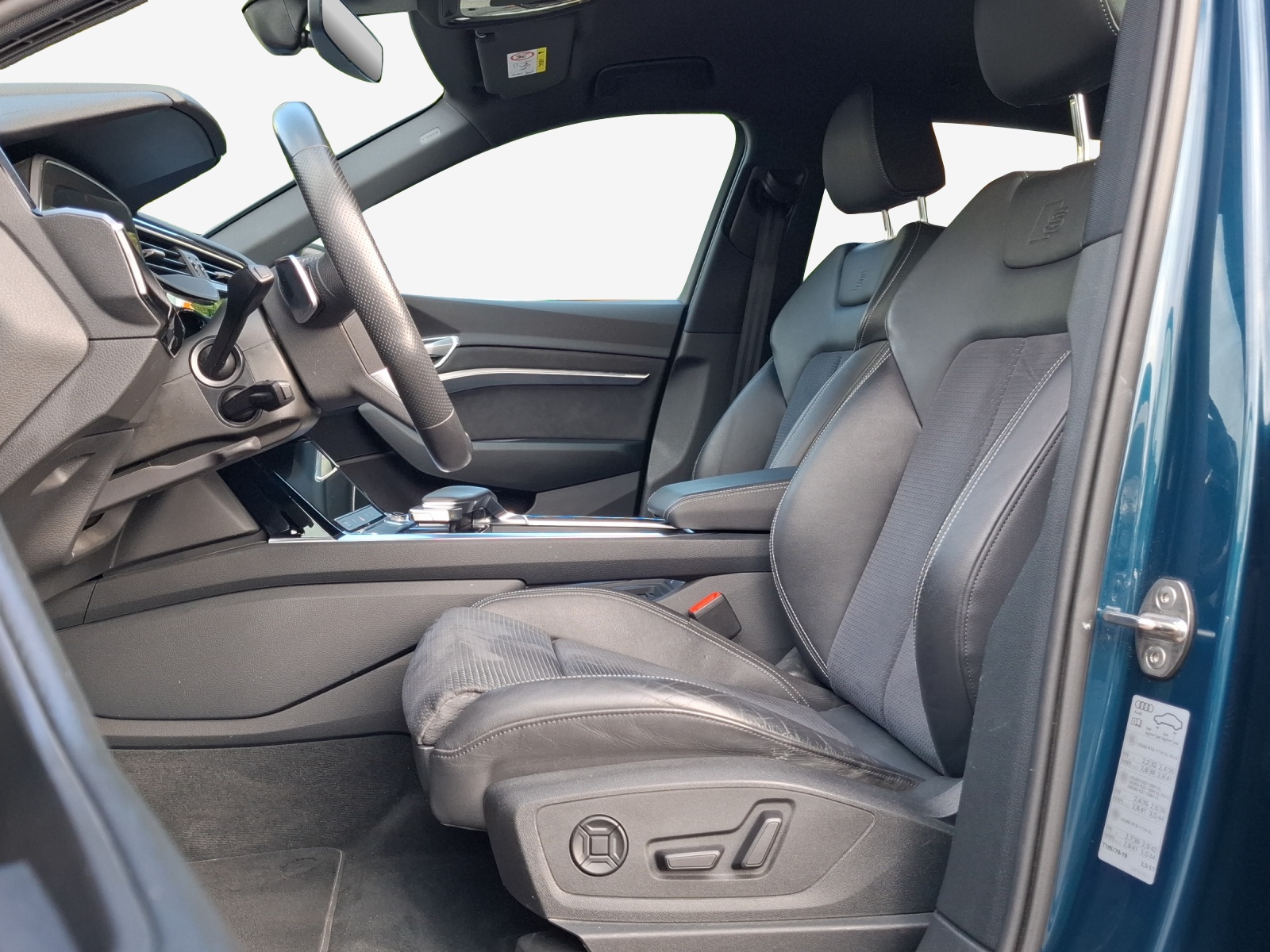 AUDI e-tron 55 Advanced quattro-image-8