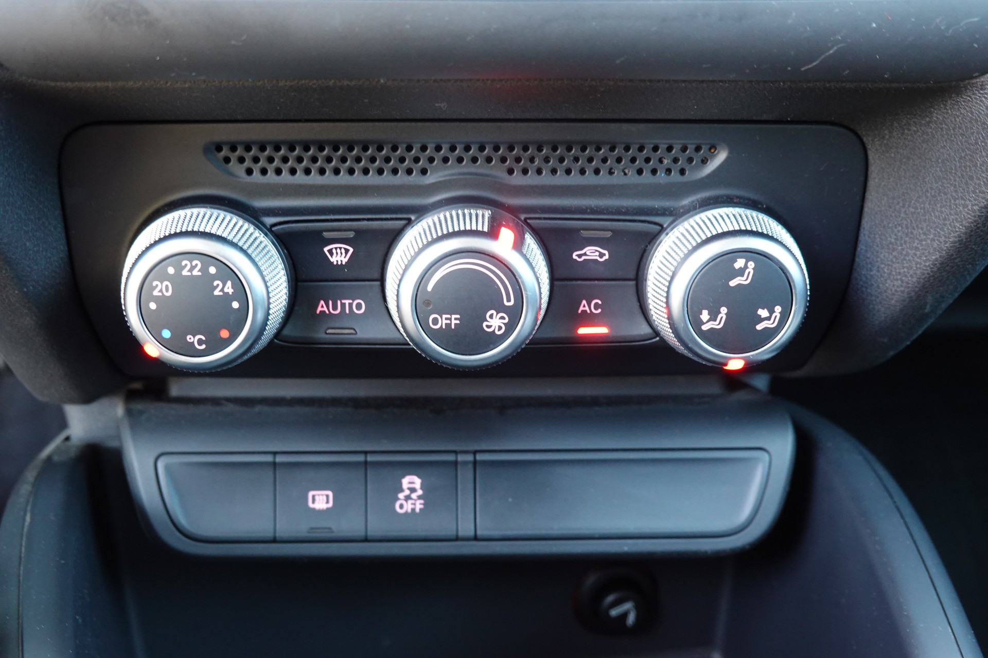 AUDI A1 1.4 TFSI "* Vehicule CH * Radio Bluetooth * Capteur stationnement * Phares auto *"-image-13