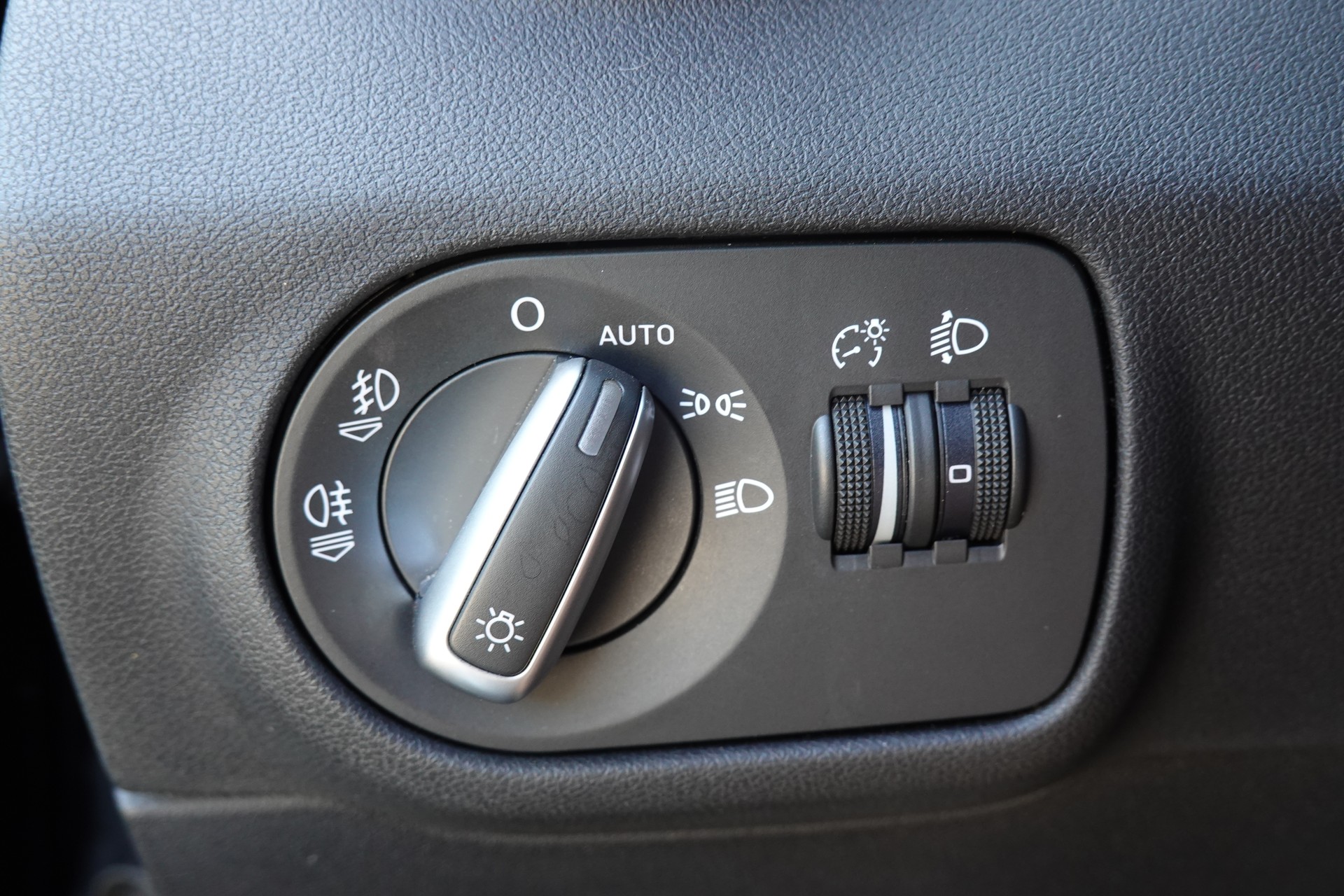 AUDI A1 1.4 TFSI "* Vehicule CH * Radio Bluetooth * Capteur stationnement * Phares auto *"-image-12