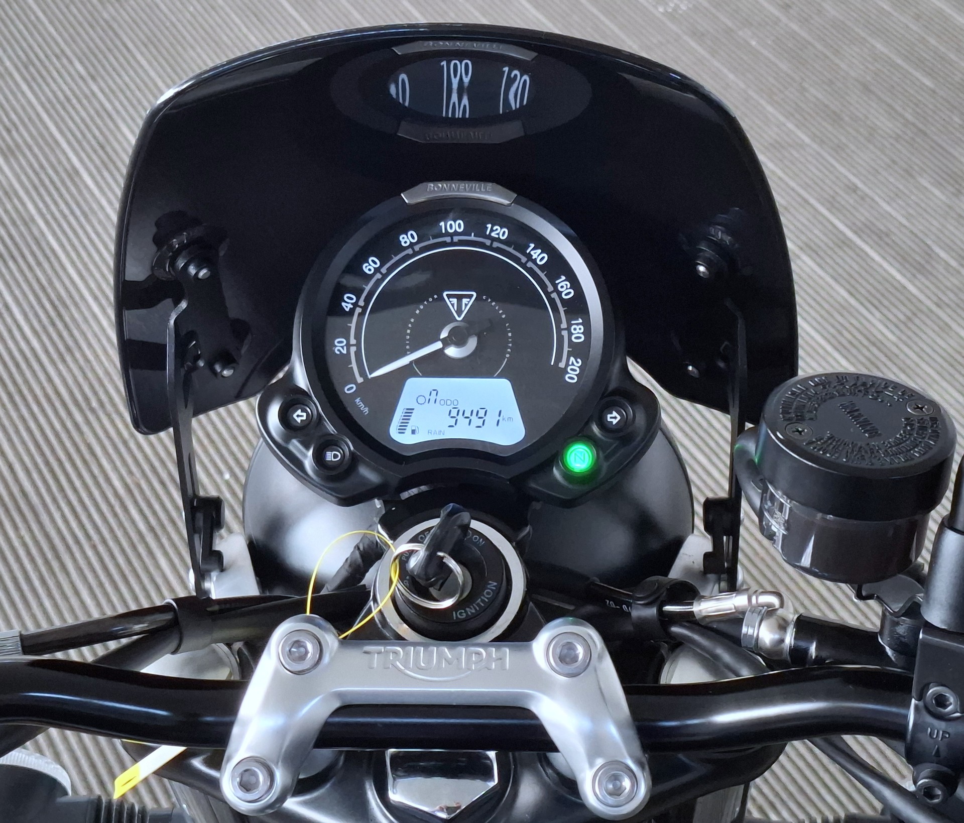TRIUMPH Street Twin 900 Special Edition-image-6