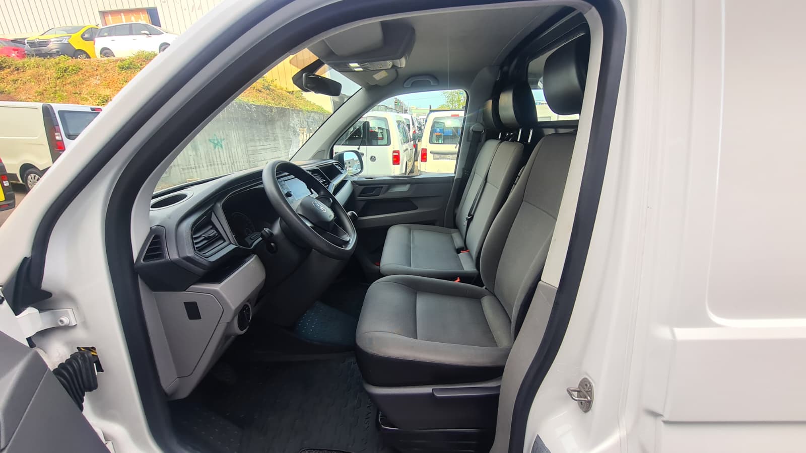 VW T6.1 2.0 TDI ** 3-Plätzer ** Lange Version ** Klimaanlage ** PDC Hinten ** Anh-Kupplung ** LTZ MFK 05.03.2026 ** Nutz-1142kg **-image-17