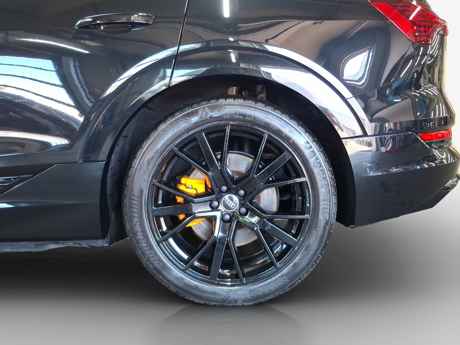 AUDI e-tron 55 Sportback S Line Black Edition quattro-image-13