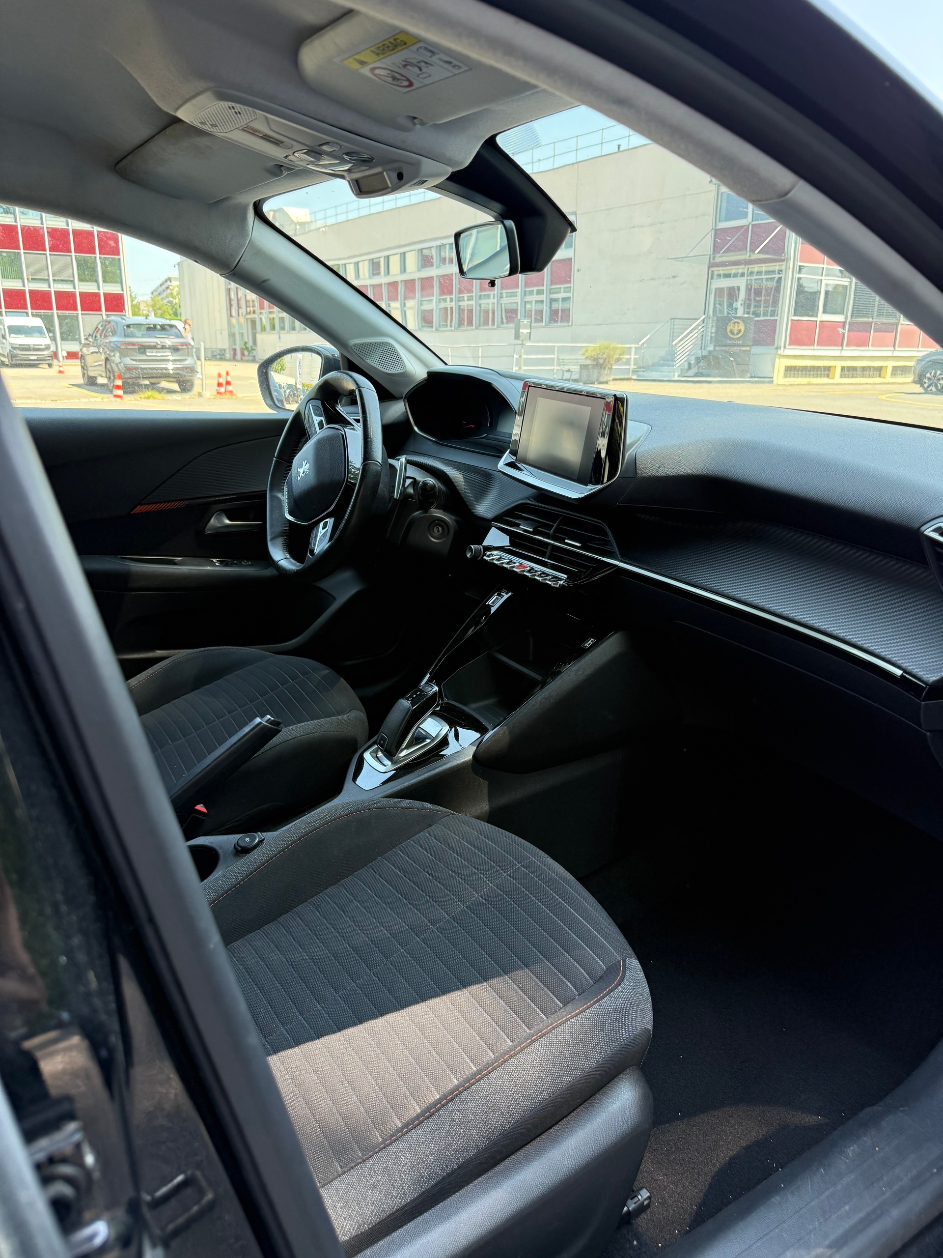 PEUGEOT 208 1.2 PureTech Allure EAT8-image-8