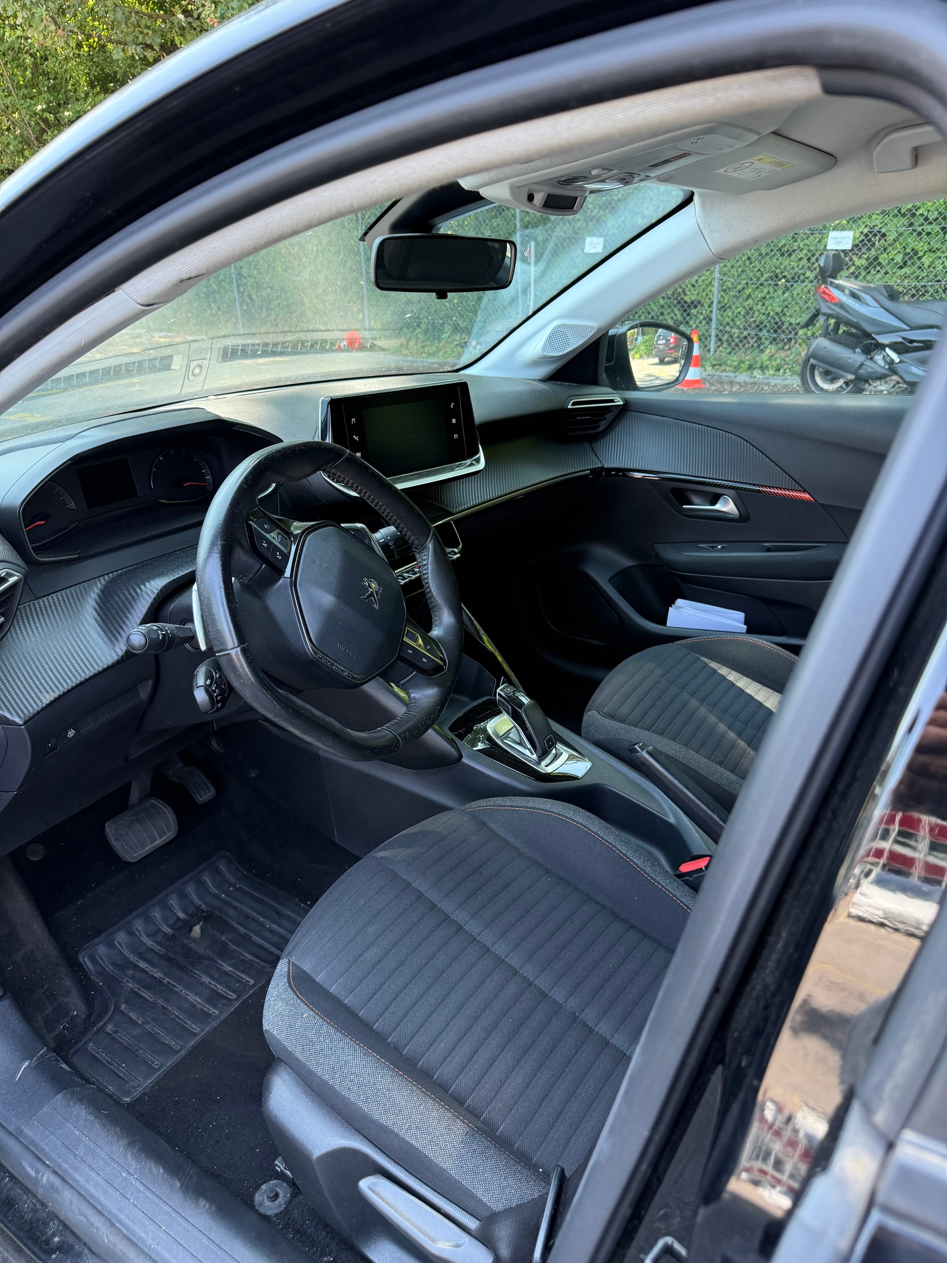PEUGEOT 208 1.2 PureTech Allure EAT8-image-9